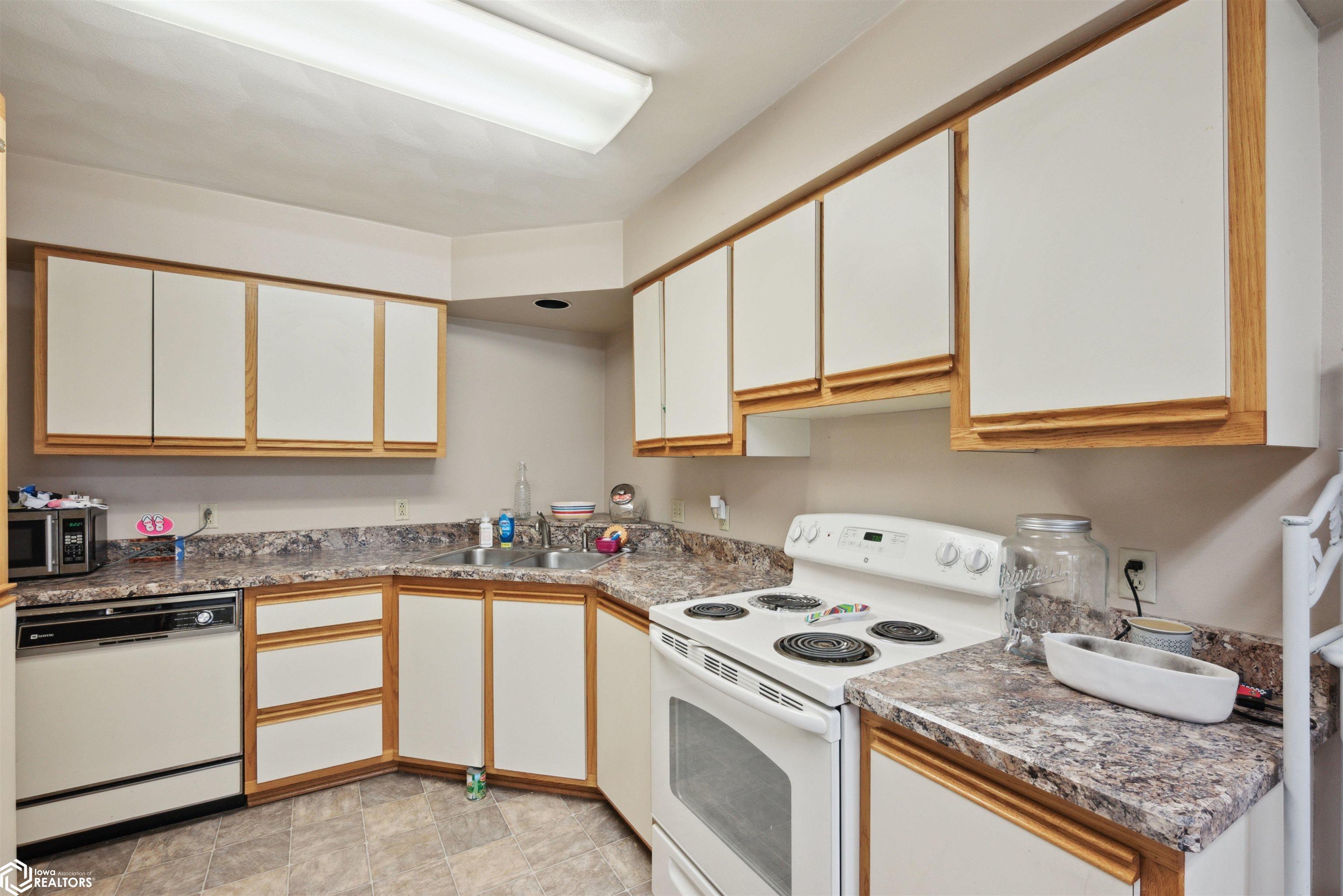 1030/1032 E 12th Street, Newton, Iowa image 11