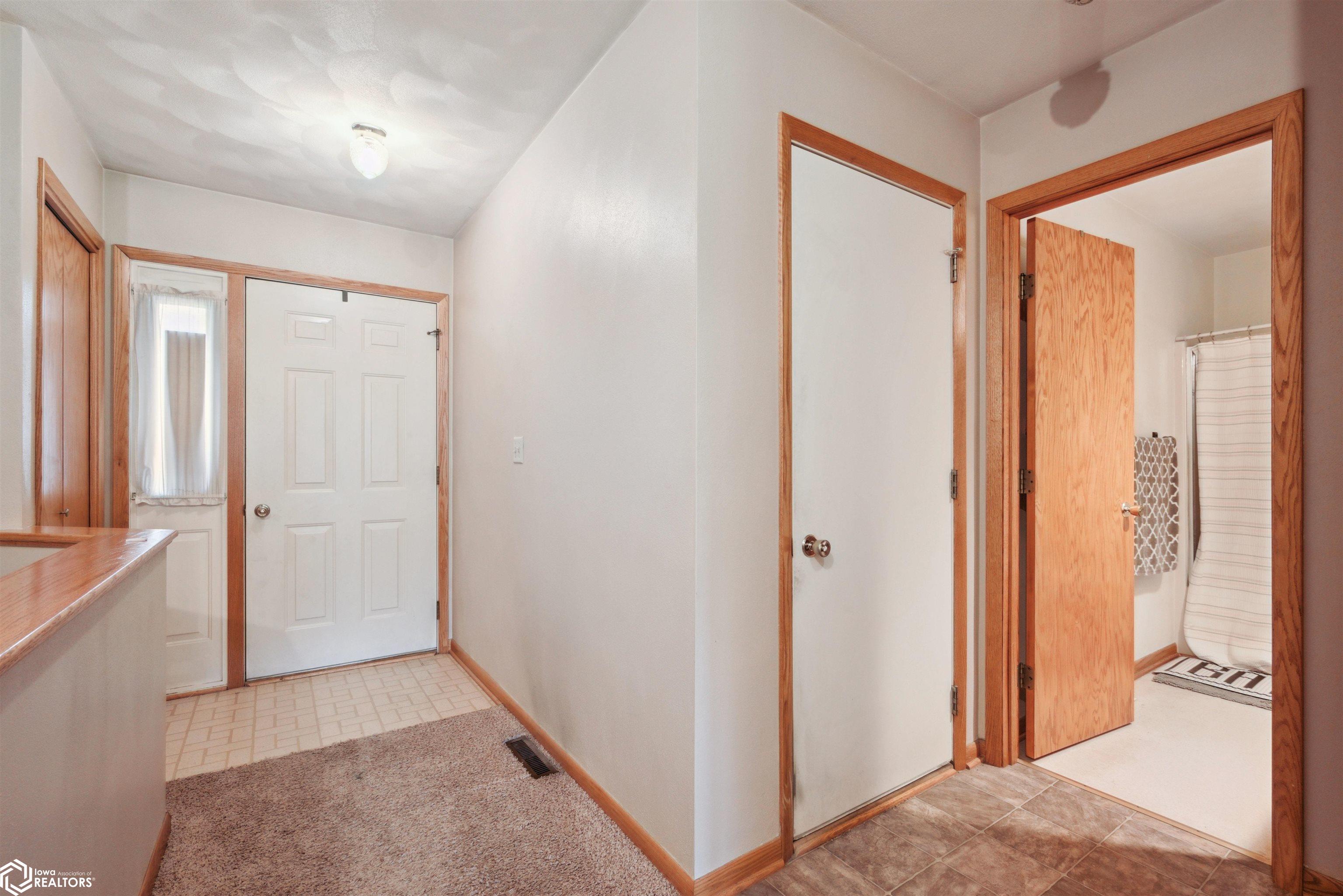 1030/1032 E 12th Street, Newton, Iowa image 3