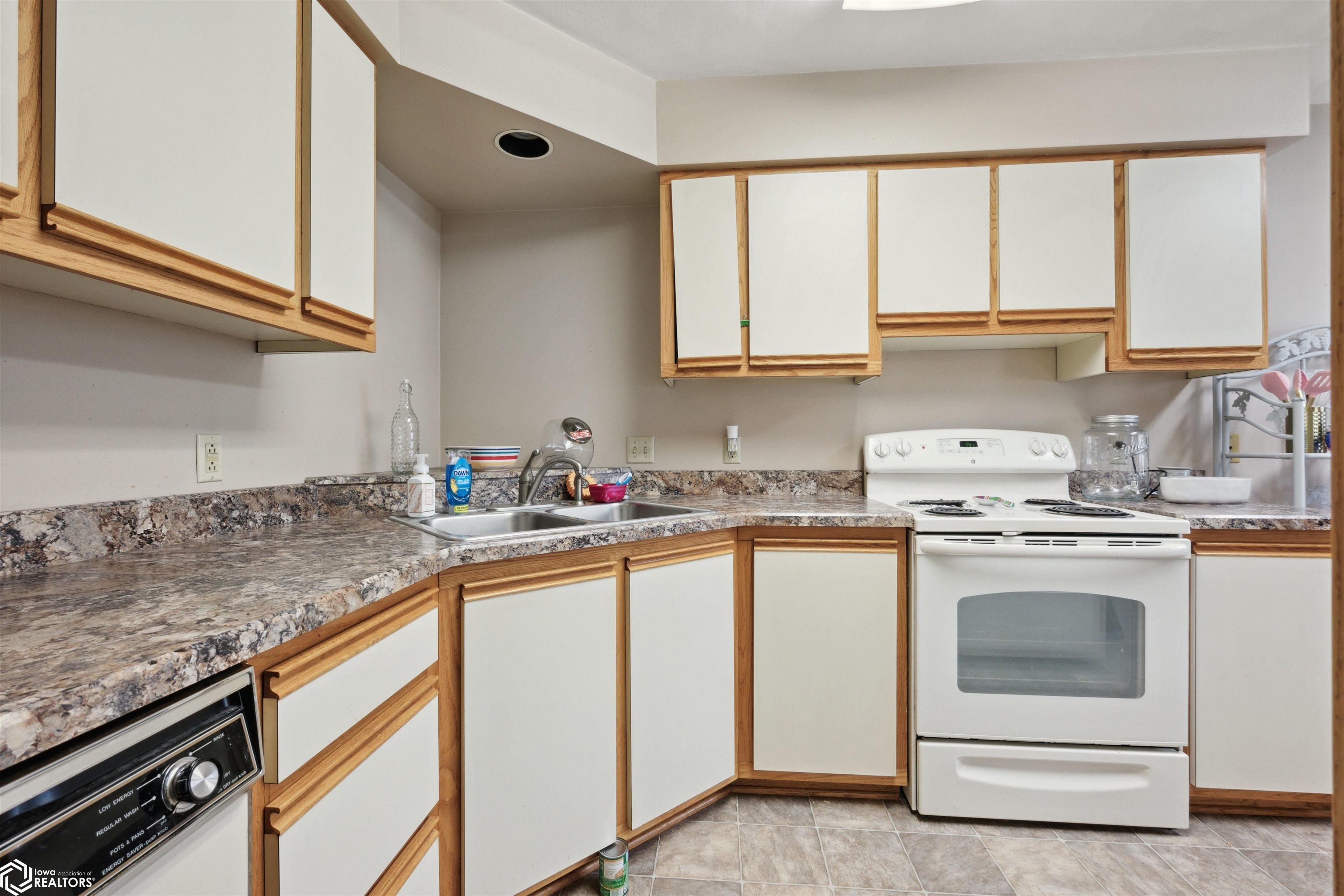 1030/1032 E 12th Street, Newton, Iowa image 10