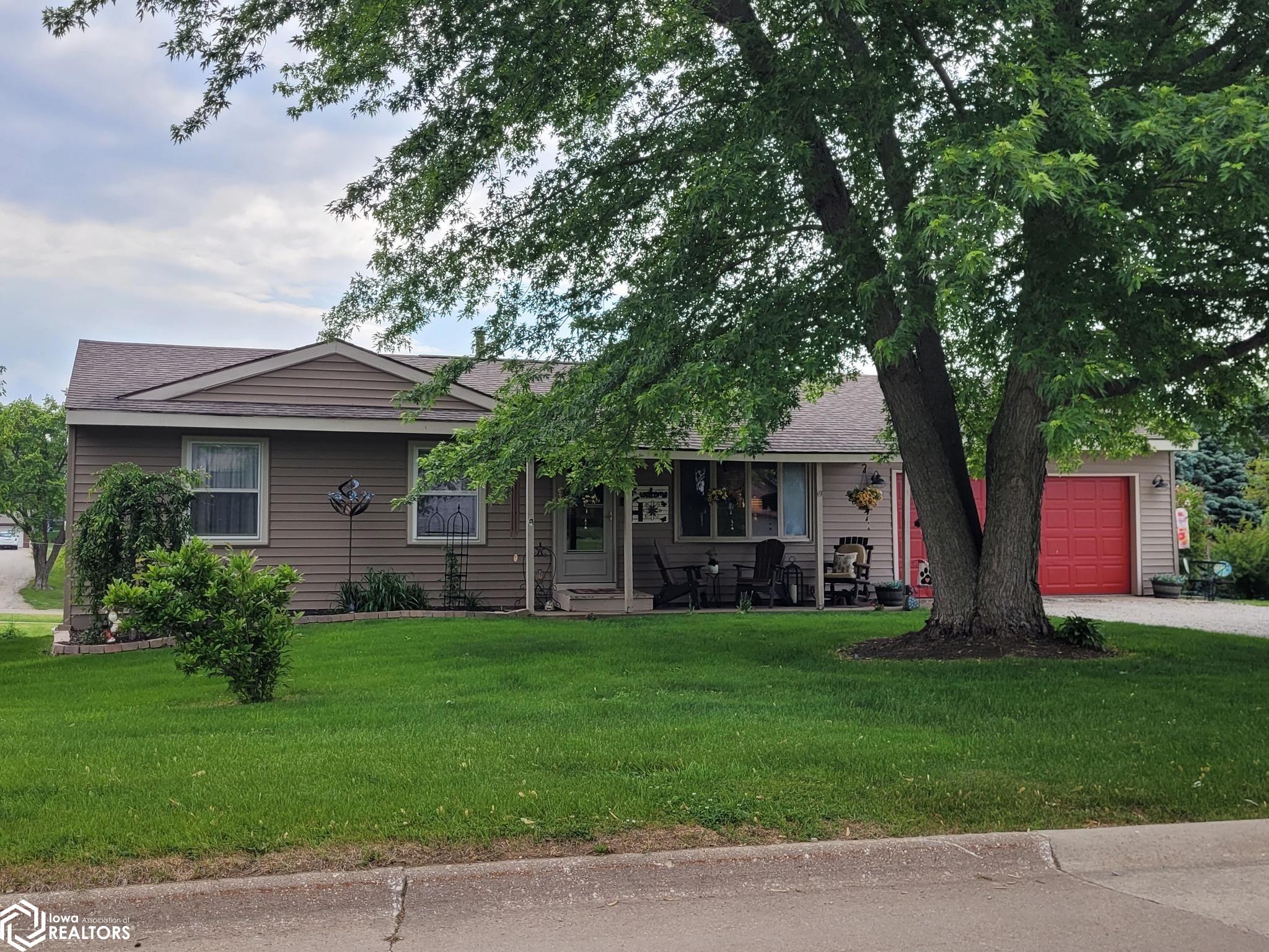 905 Mackey Avenue, Sigourney, Iowa image 2