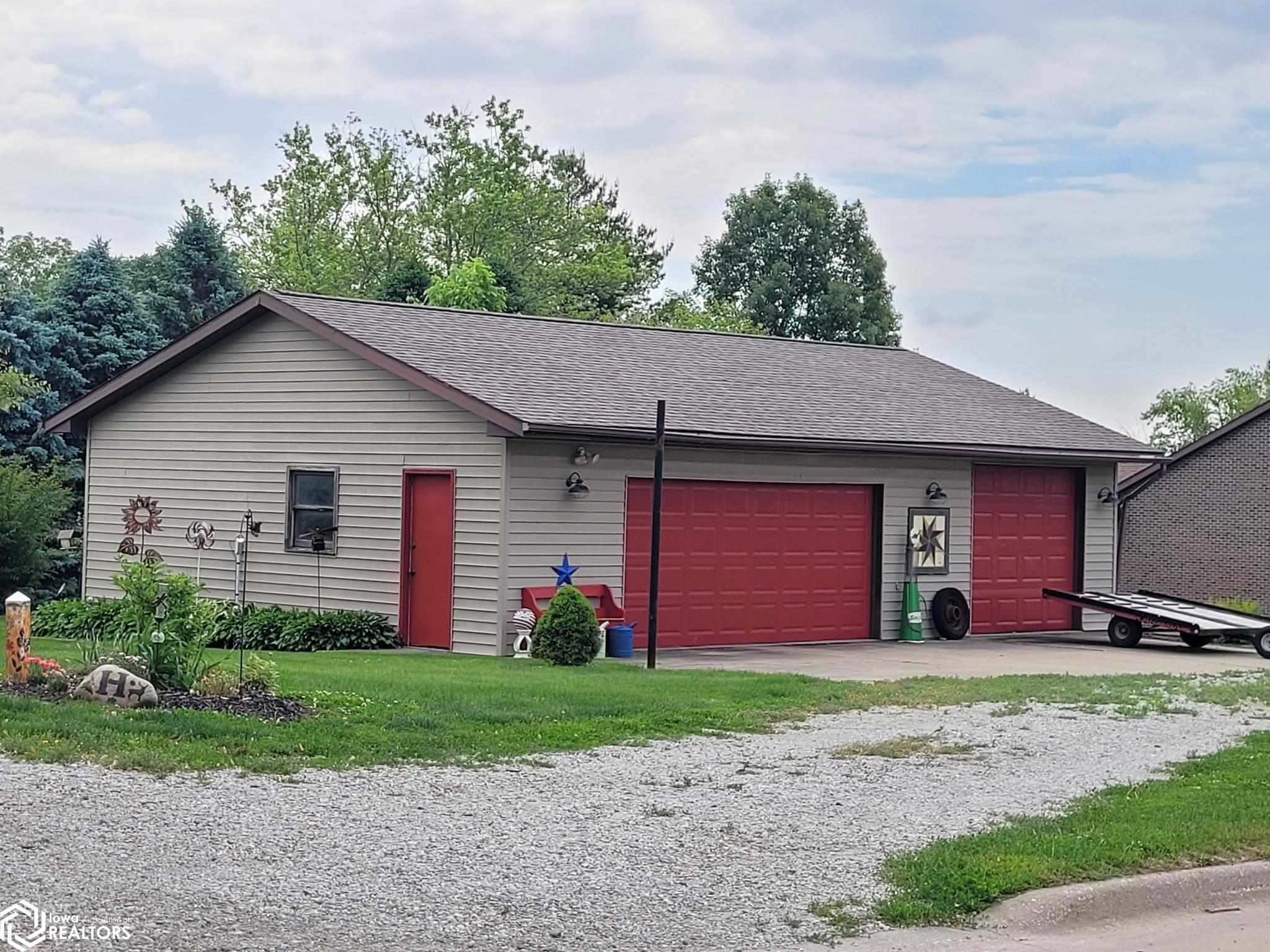 905 Mackey Avenue, Sigourney, Iowa image 3