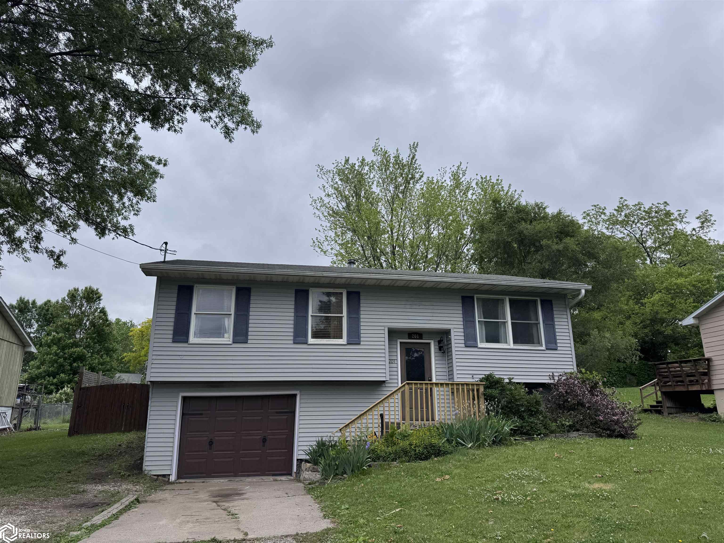 201 Glasgow Road, Fairfield, Iowa image 1