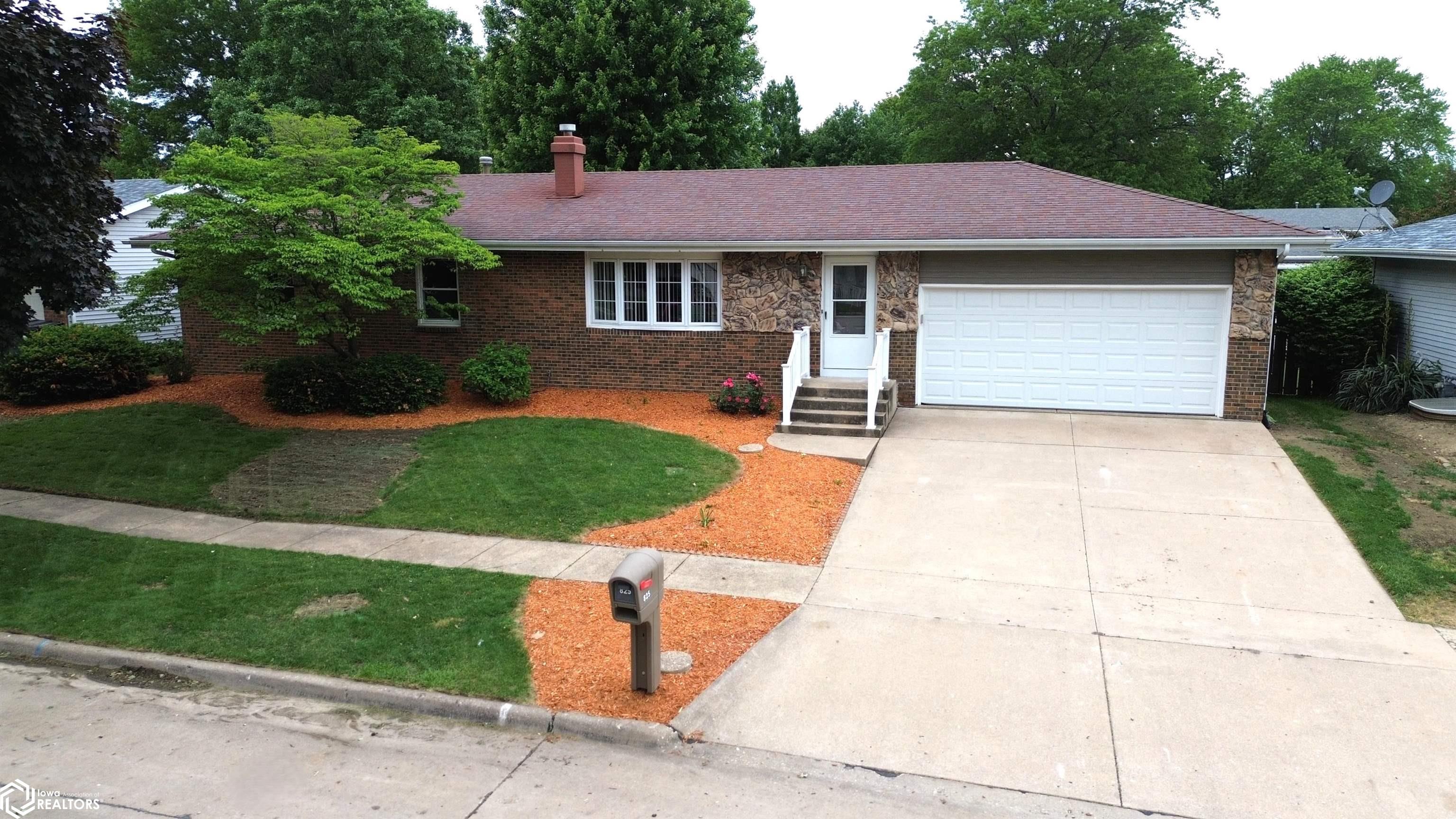 825 Randall Lane, Burlington, Iowa image 1