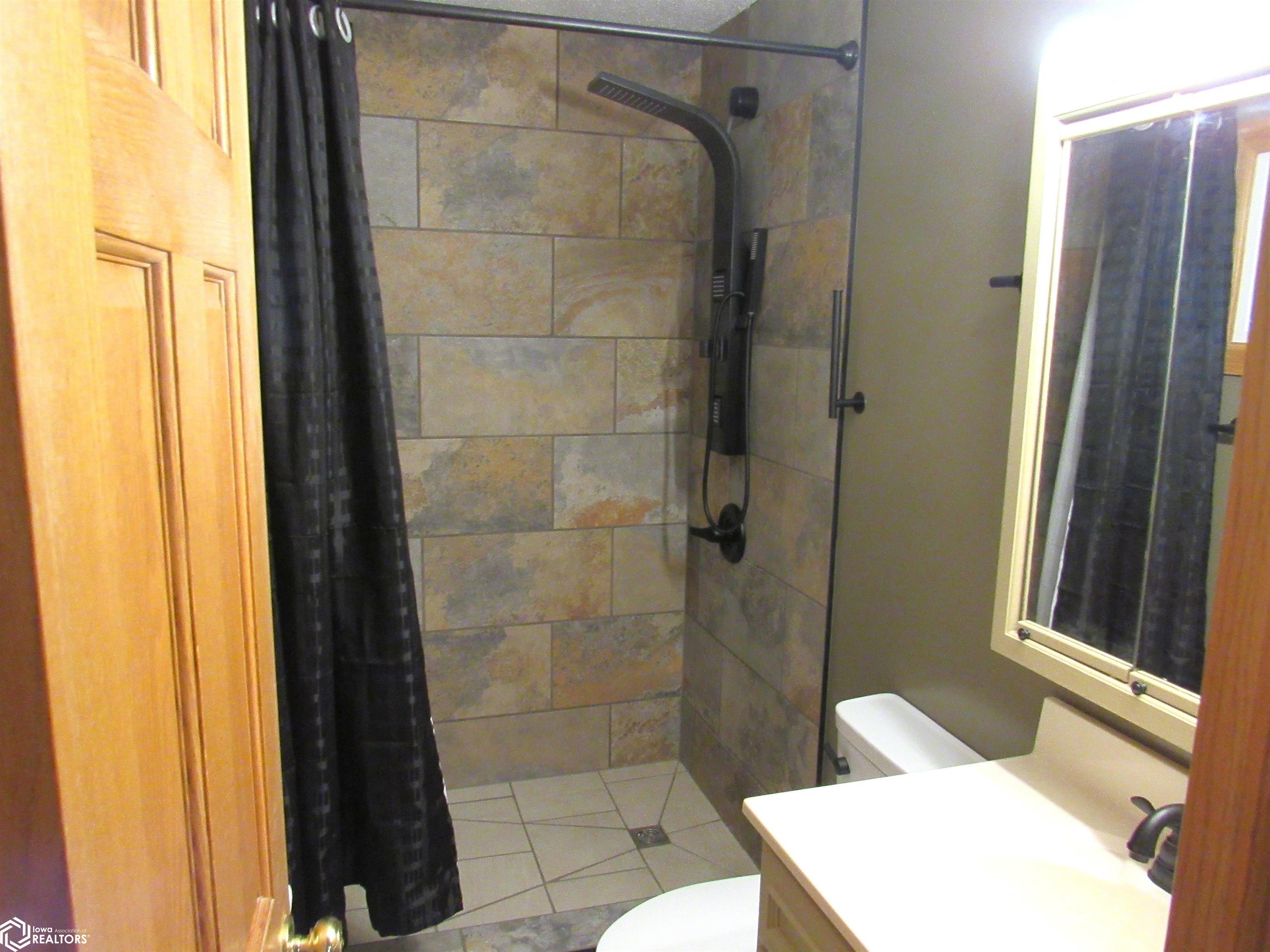 825 Randall Lane, Burlington, Iowa image 12