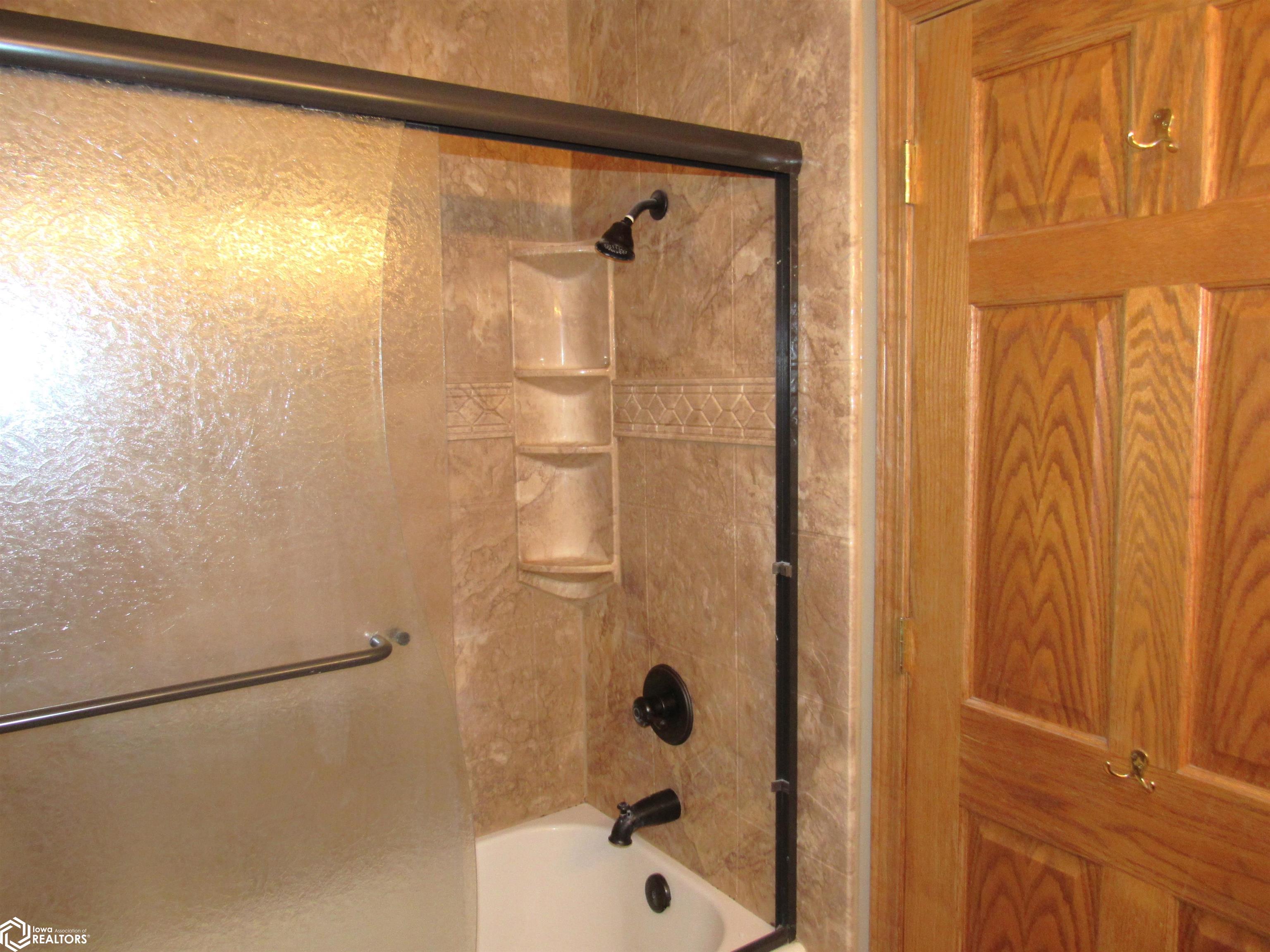 825 Randall Lane, Burlington, Iowa image 14