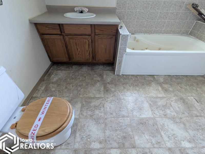 212 S 8th Street, Burlington, Iowa image 10