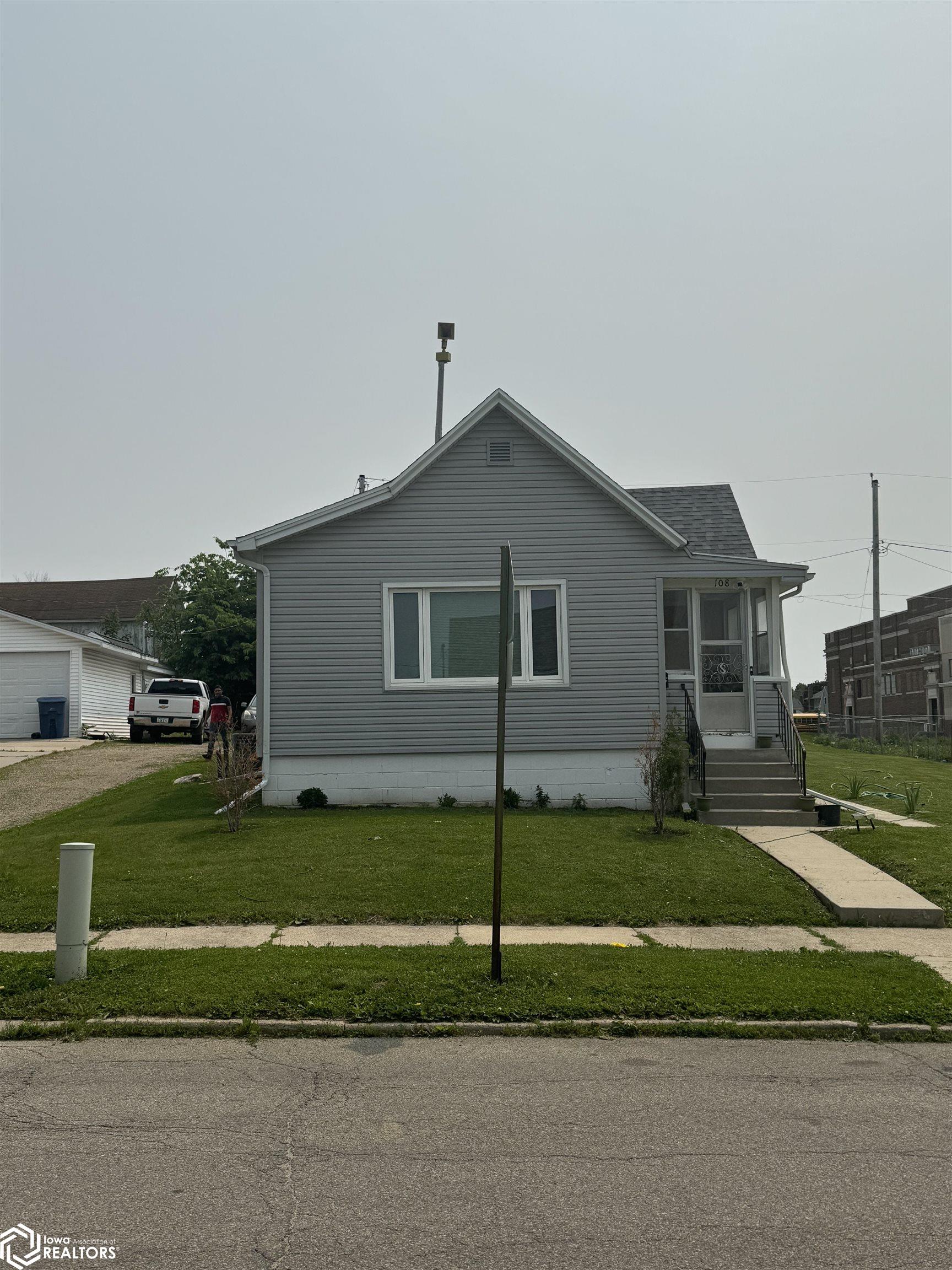 108 S 12th Street, Marshalltown, Iowa image 1