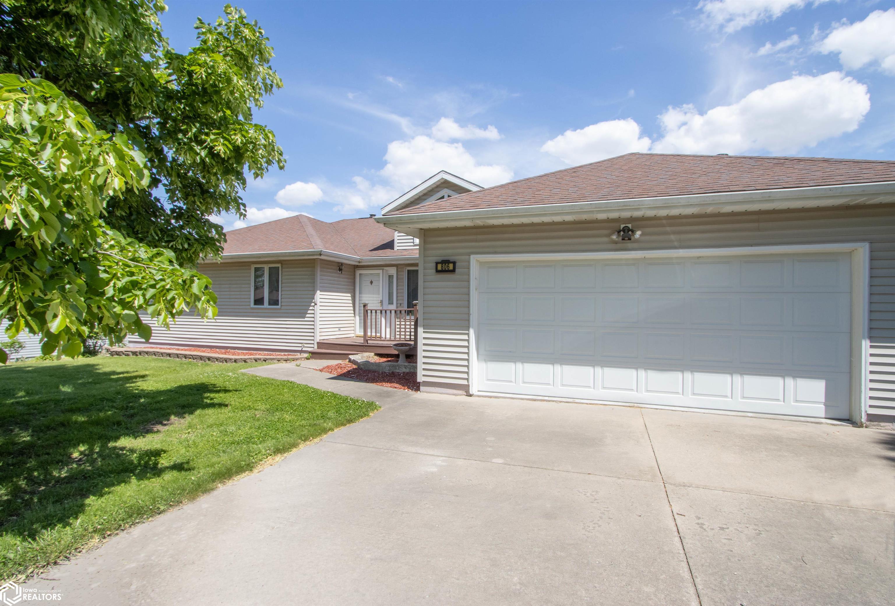 806 W 2nd Street, Washington, Iowa image 2