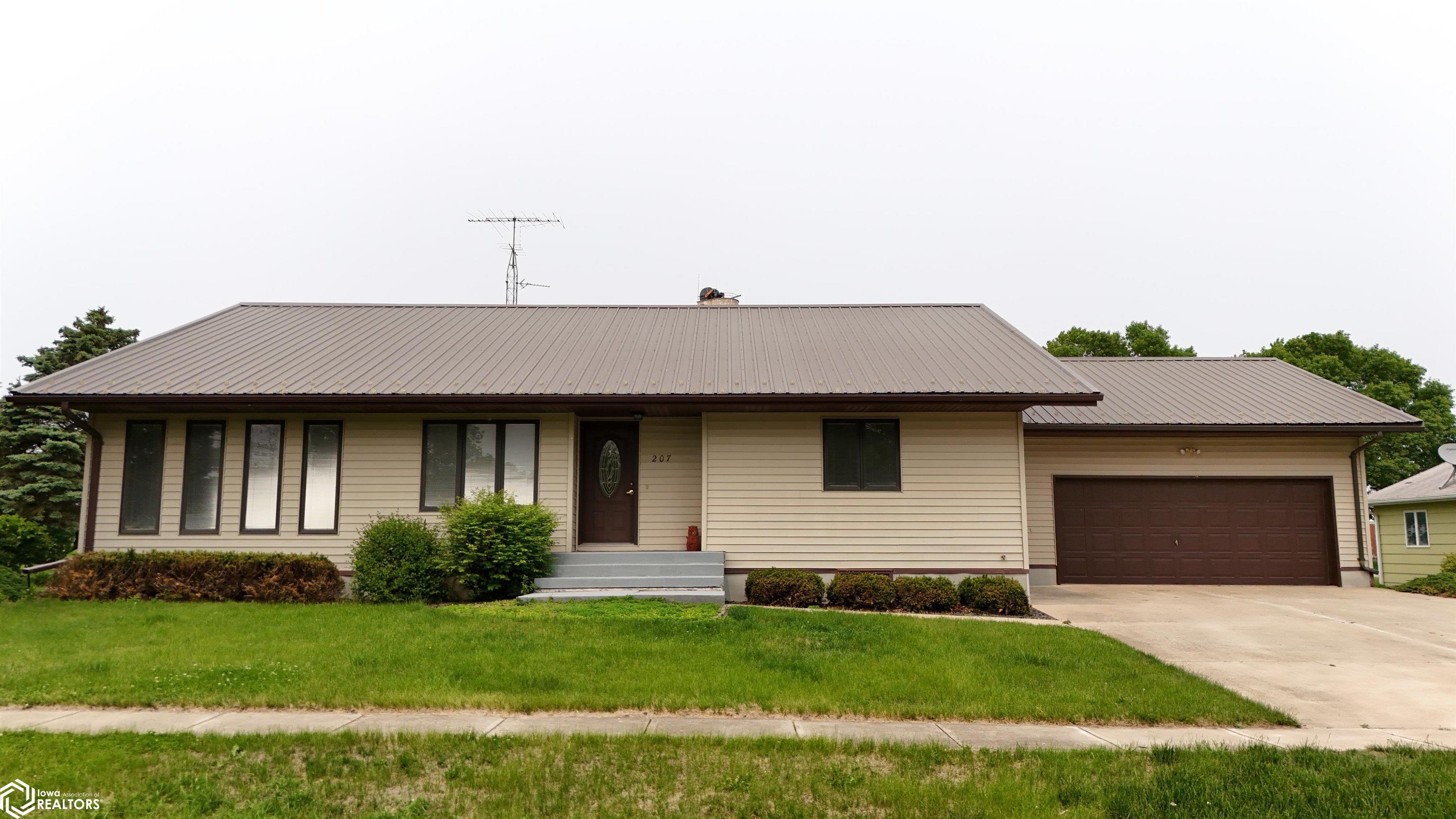 207 Blaine Street, Ledyard, Iowa image 2