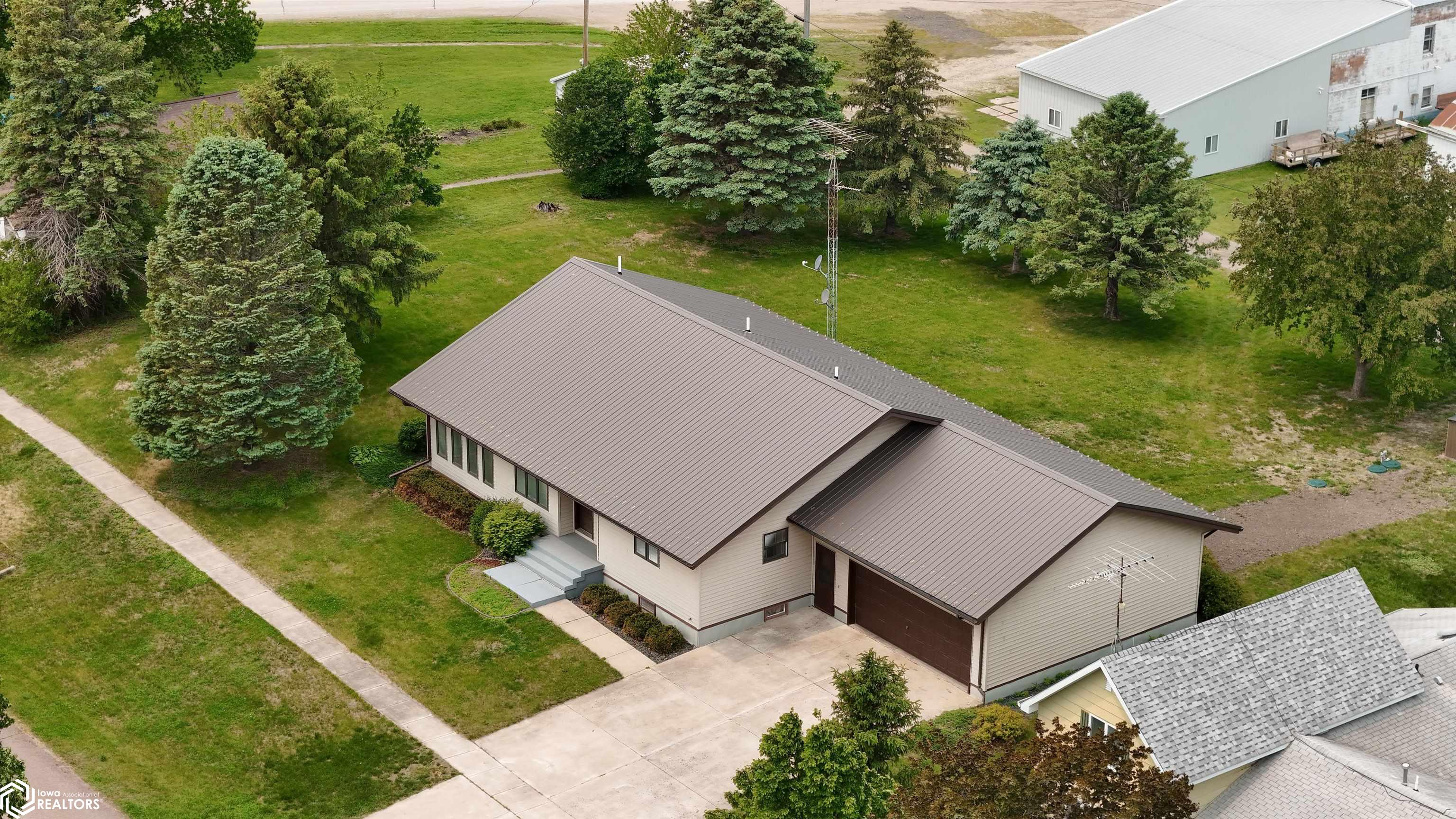 207 Blaine Street, Ledyard, Iowa image 4