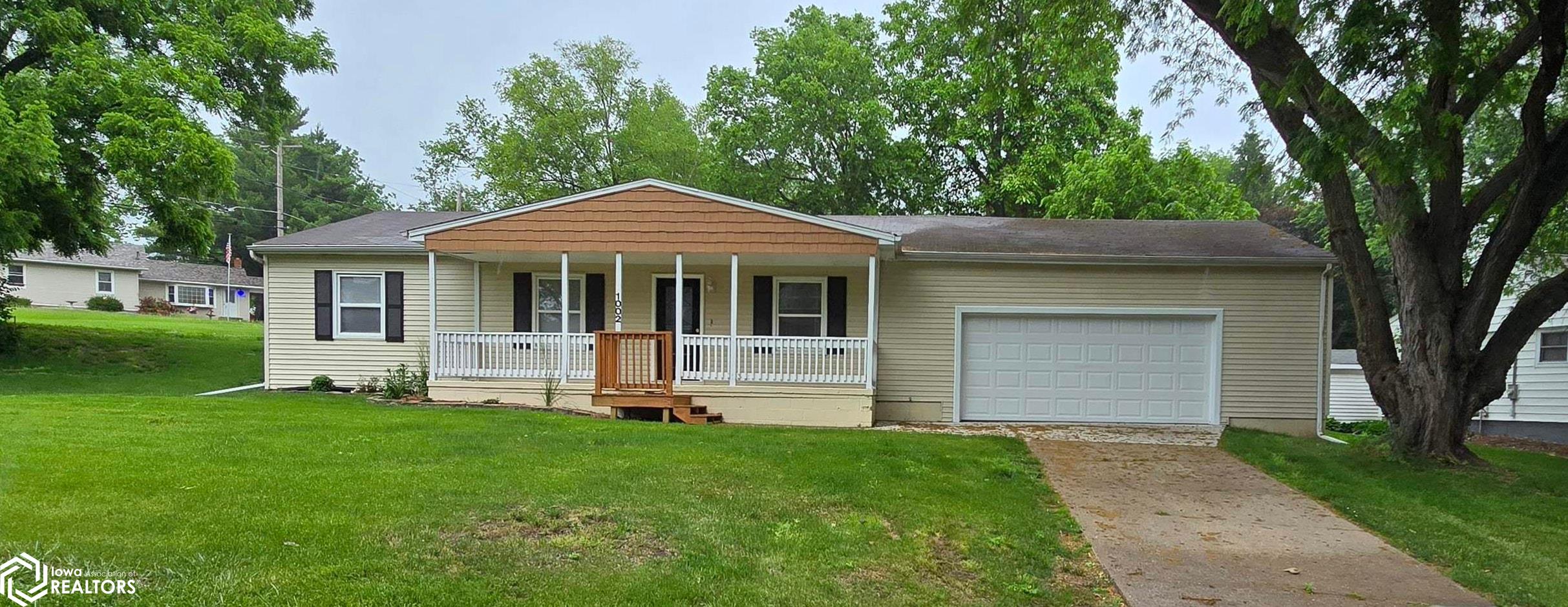 1002 Maywood Drive, Oskaloosa, Iowa image 1