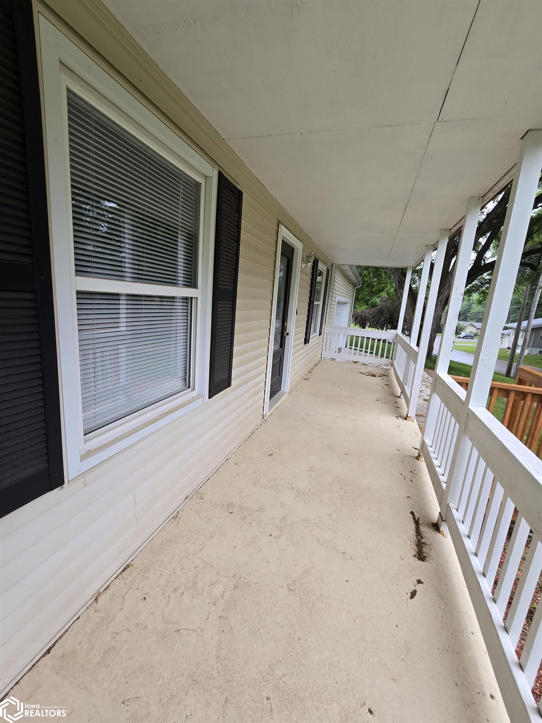 1002 Maywood Drive, Oskaloosa, Iowa image 2