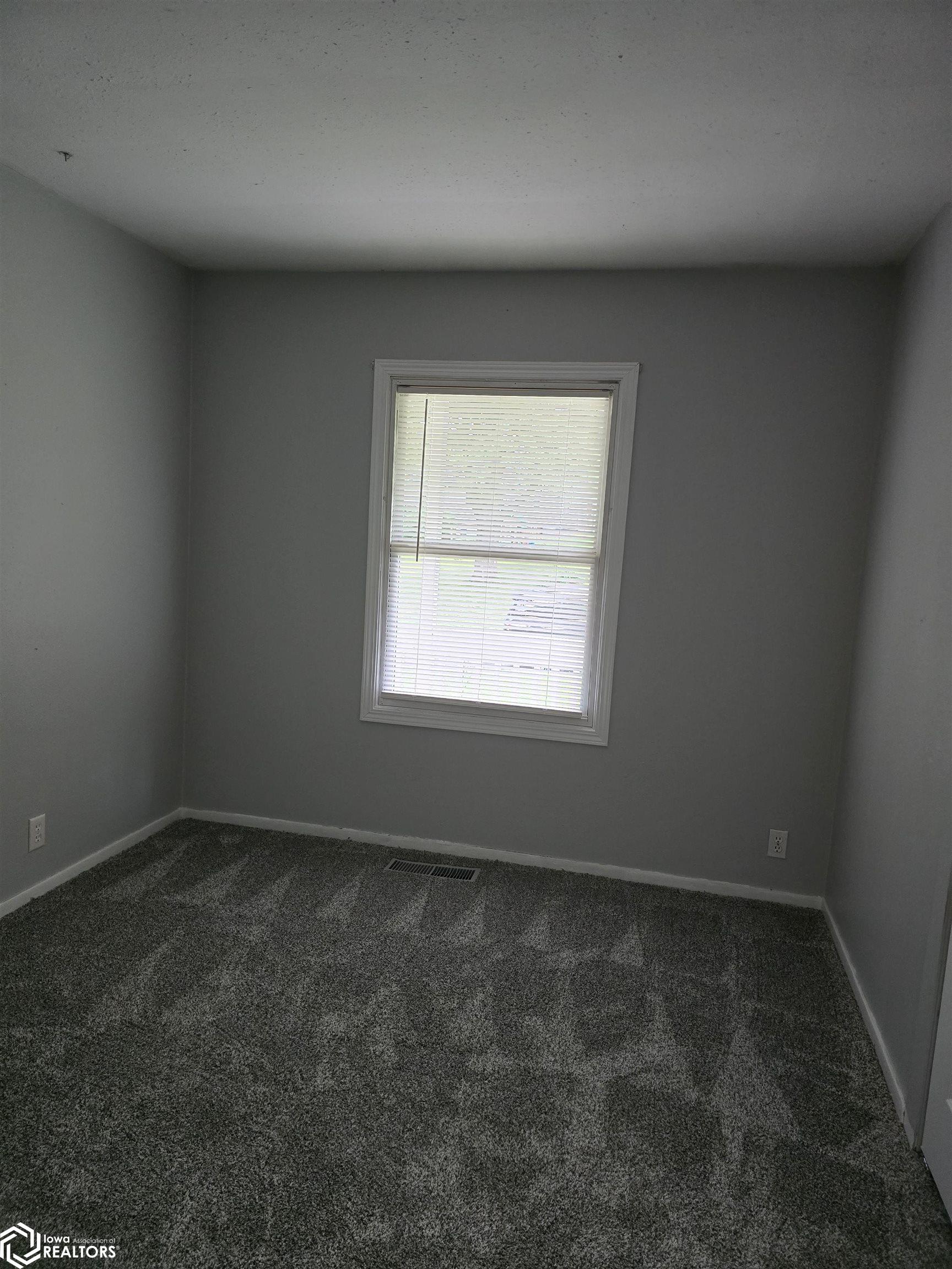 1002 Maywood Drive, Oskaloosa, Iowa image 13