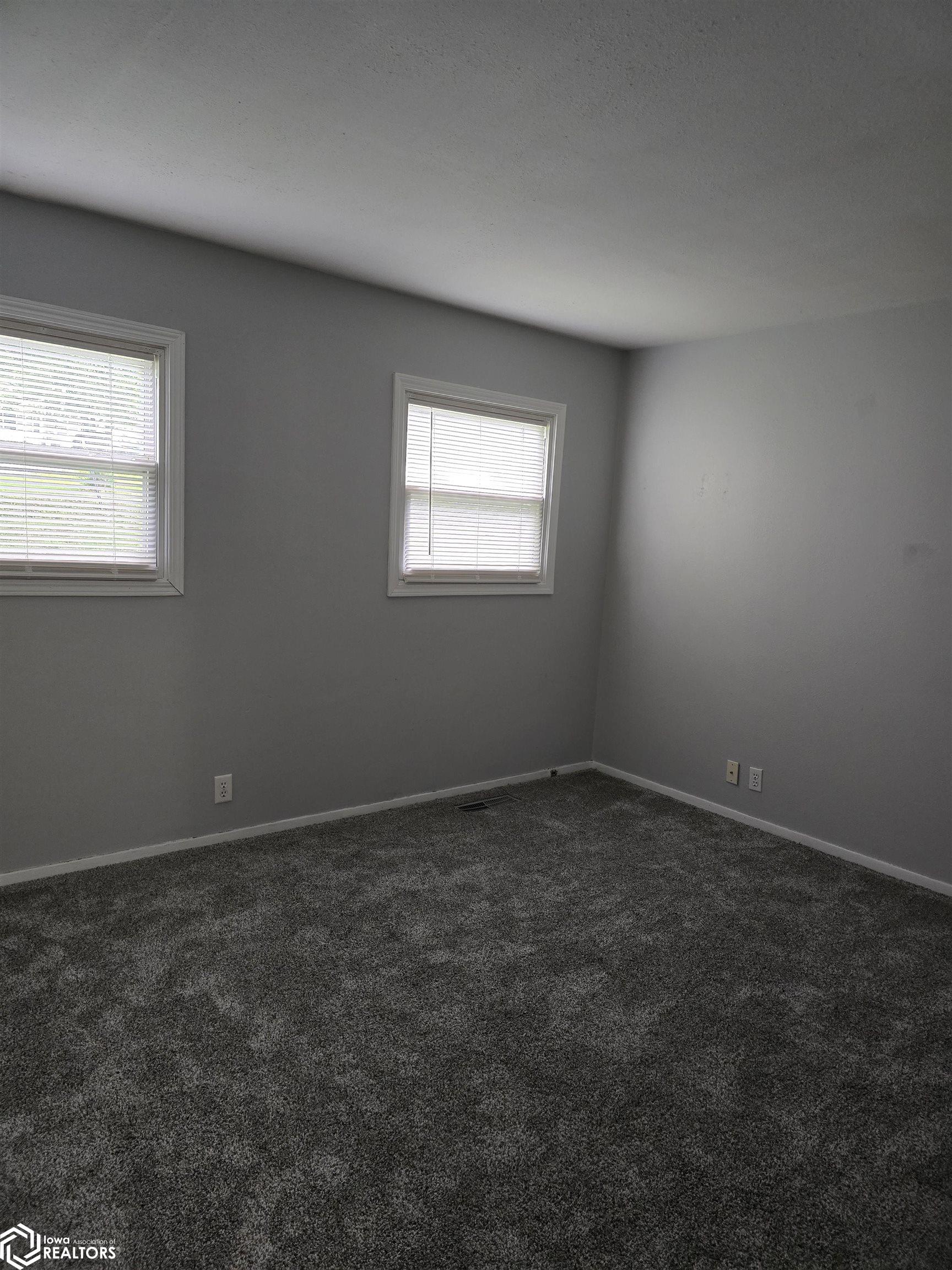 1002 Maywood Drive, Oskaloosa, Iowa image 14