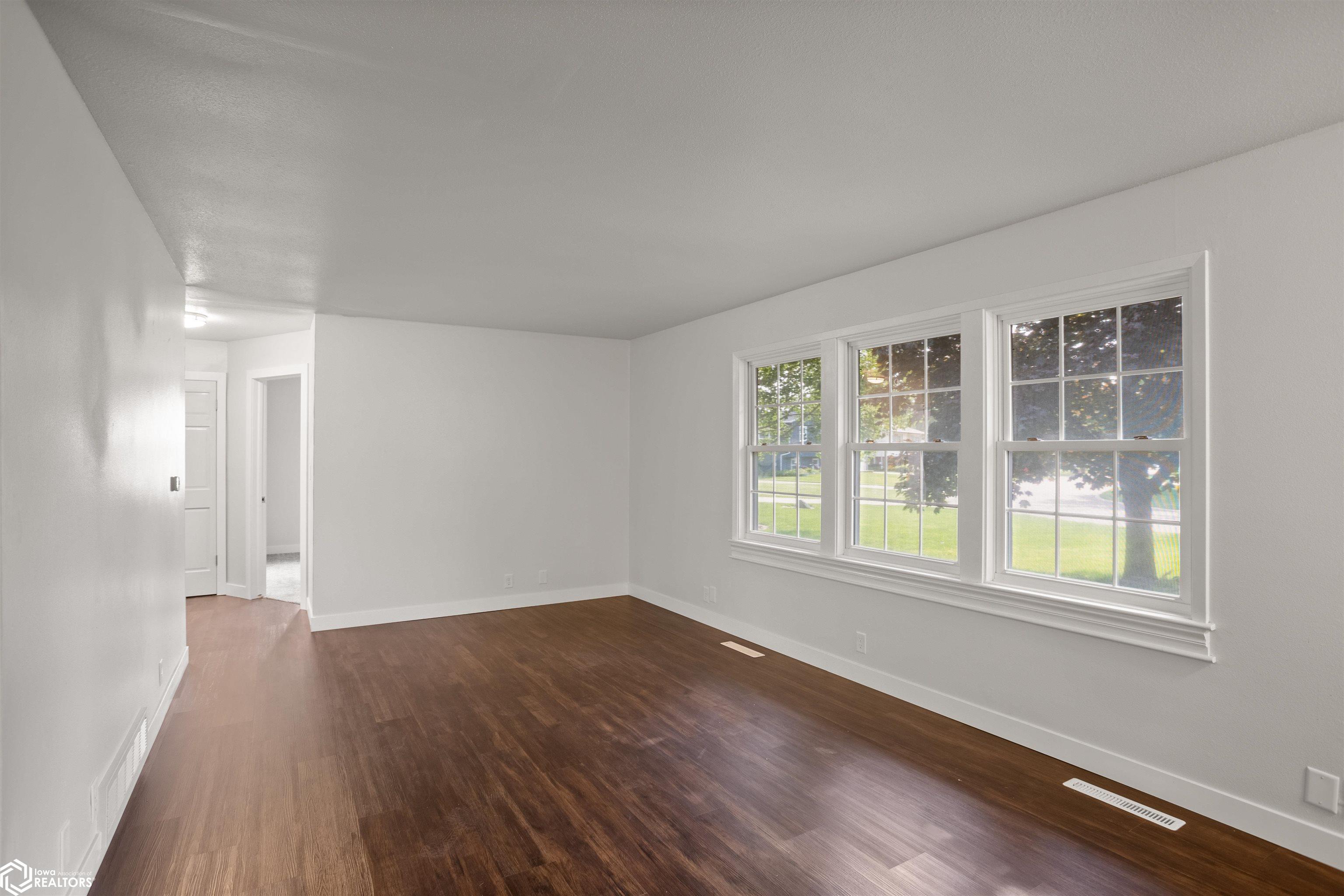 817 Roberts Terrace, Marshalltown, Iowa image 6