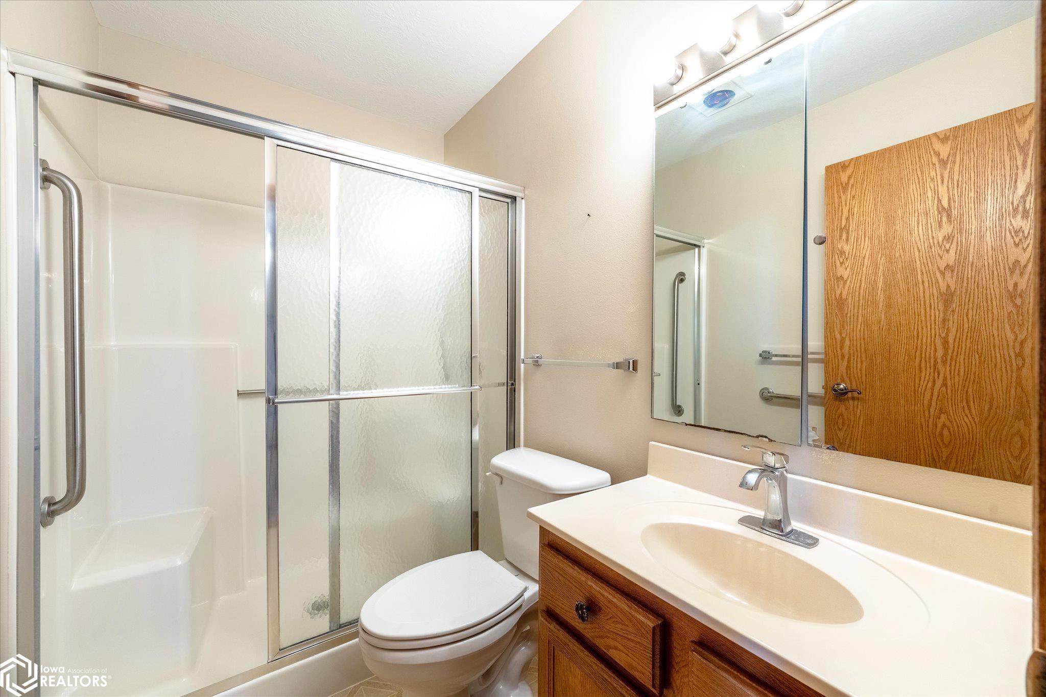 View of the guest bath.