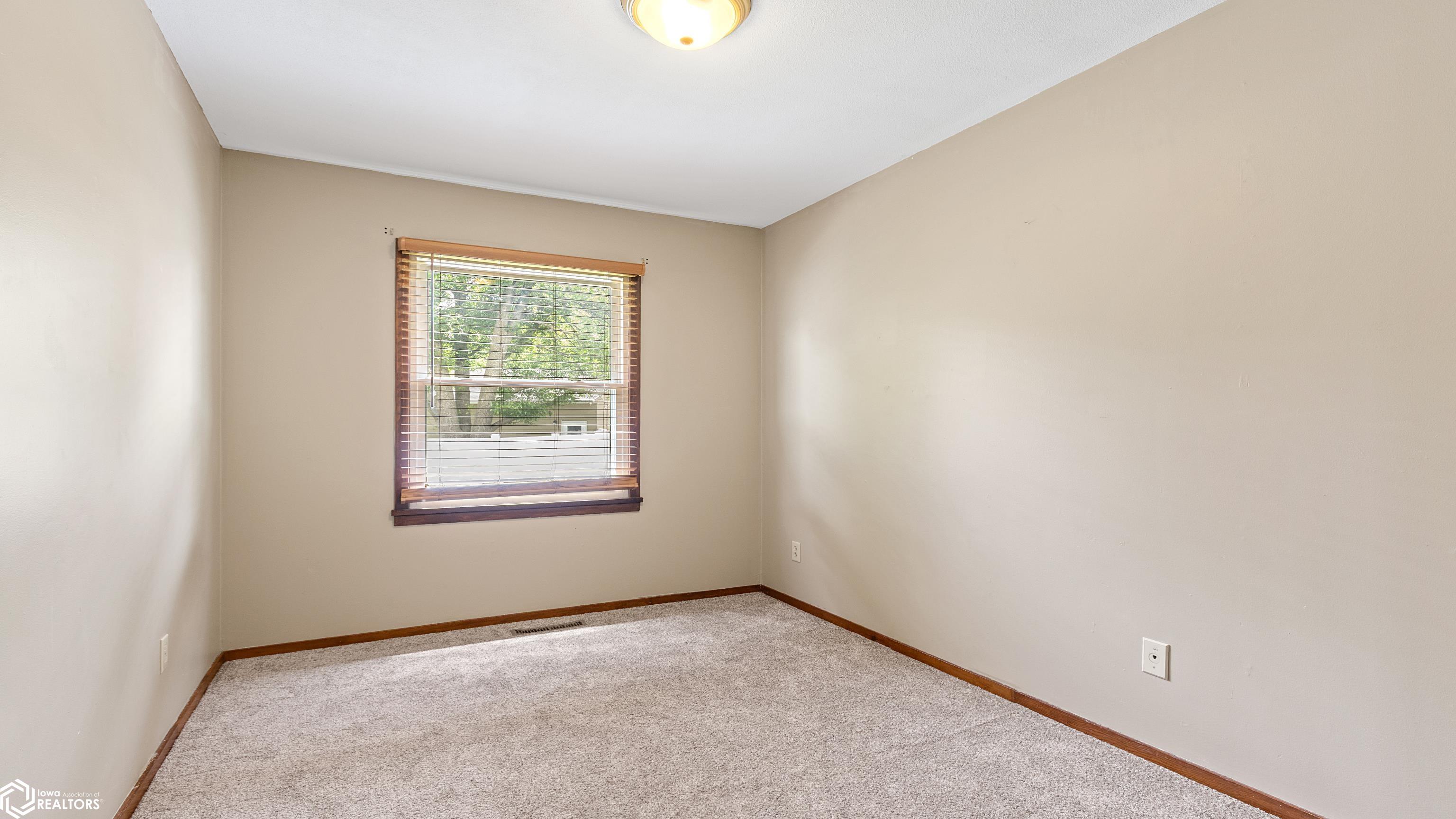1615 W 7th Ave N, Clear Lake, Iowa image 6