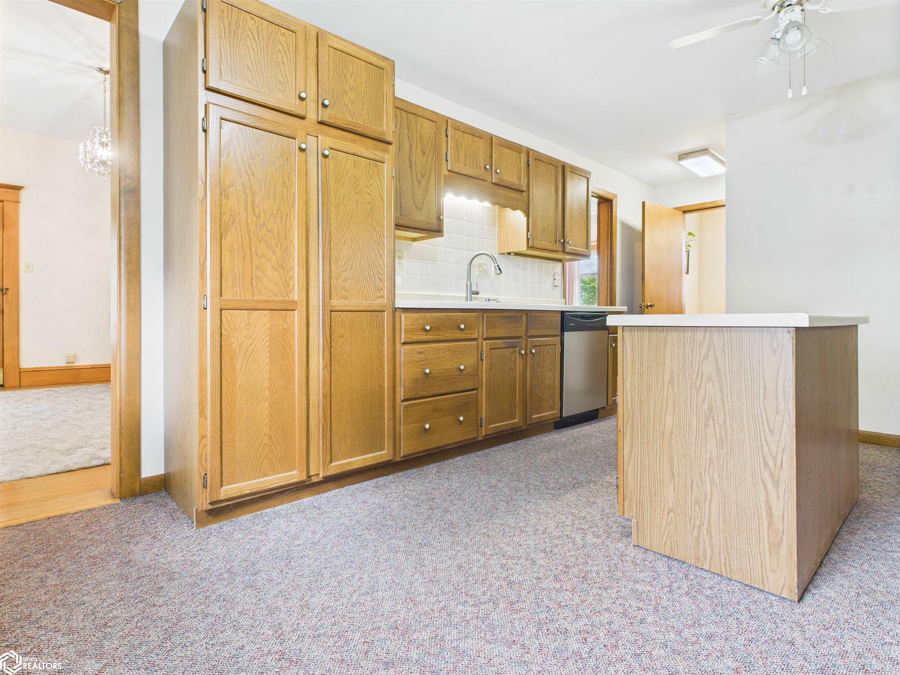 Has spice racks