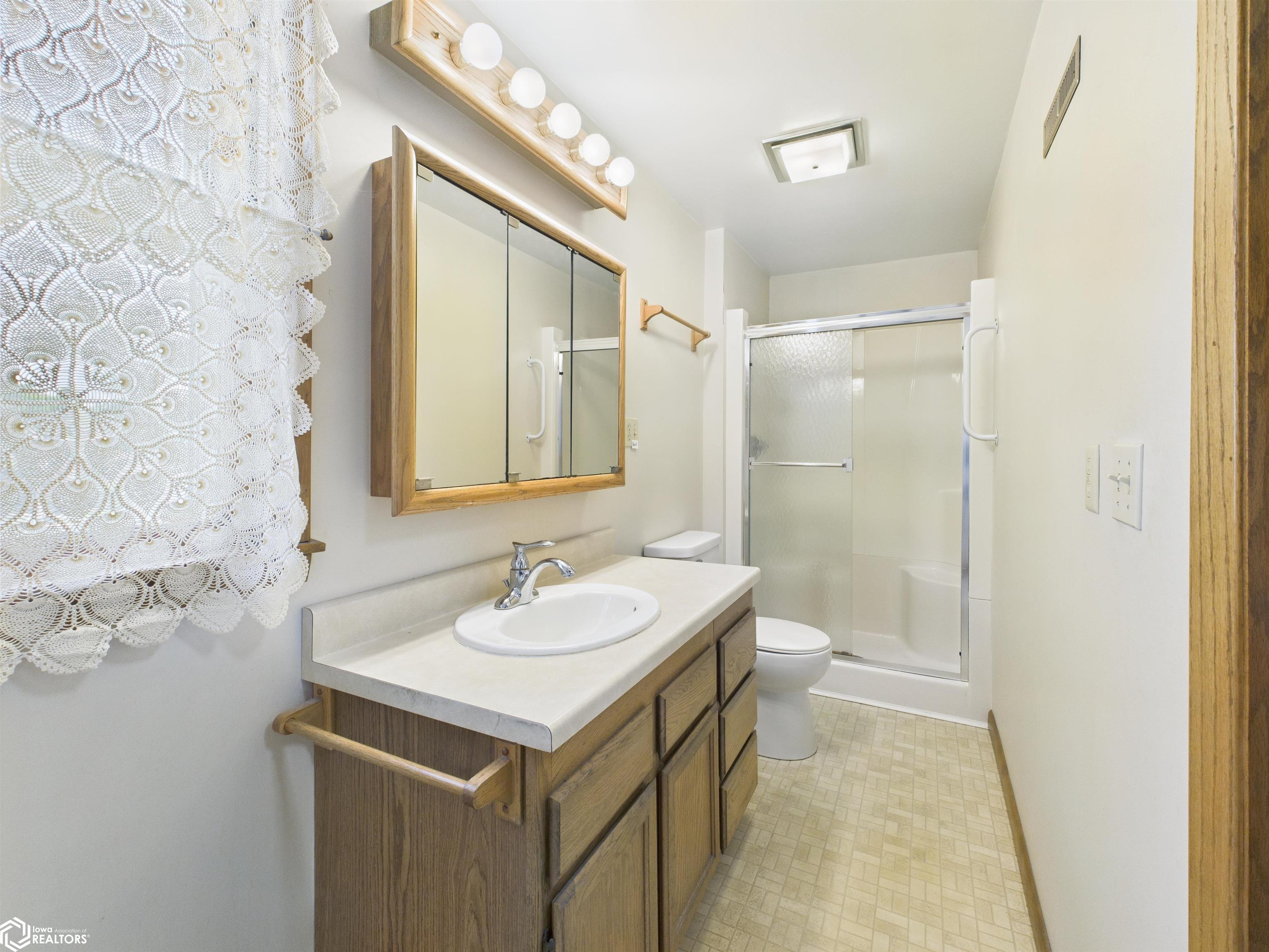 Has a shower - on the main level