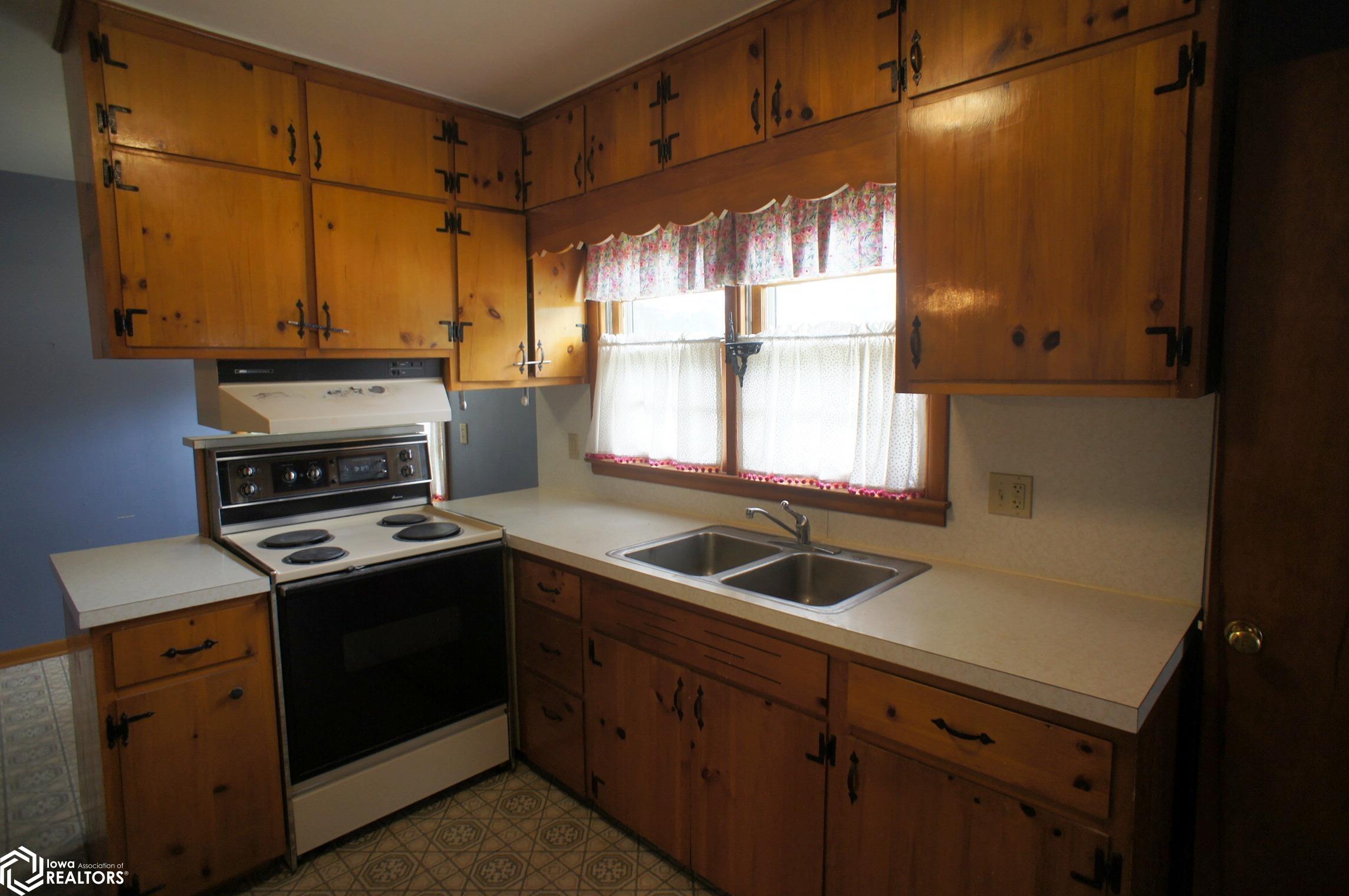 301 Walnut Street, Webster City, Iowa image 10