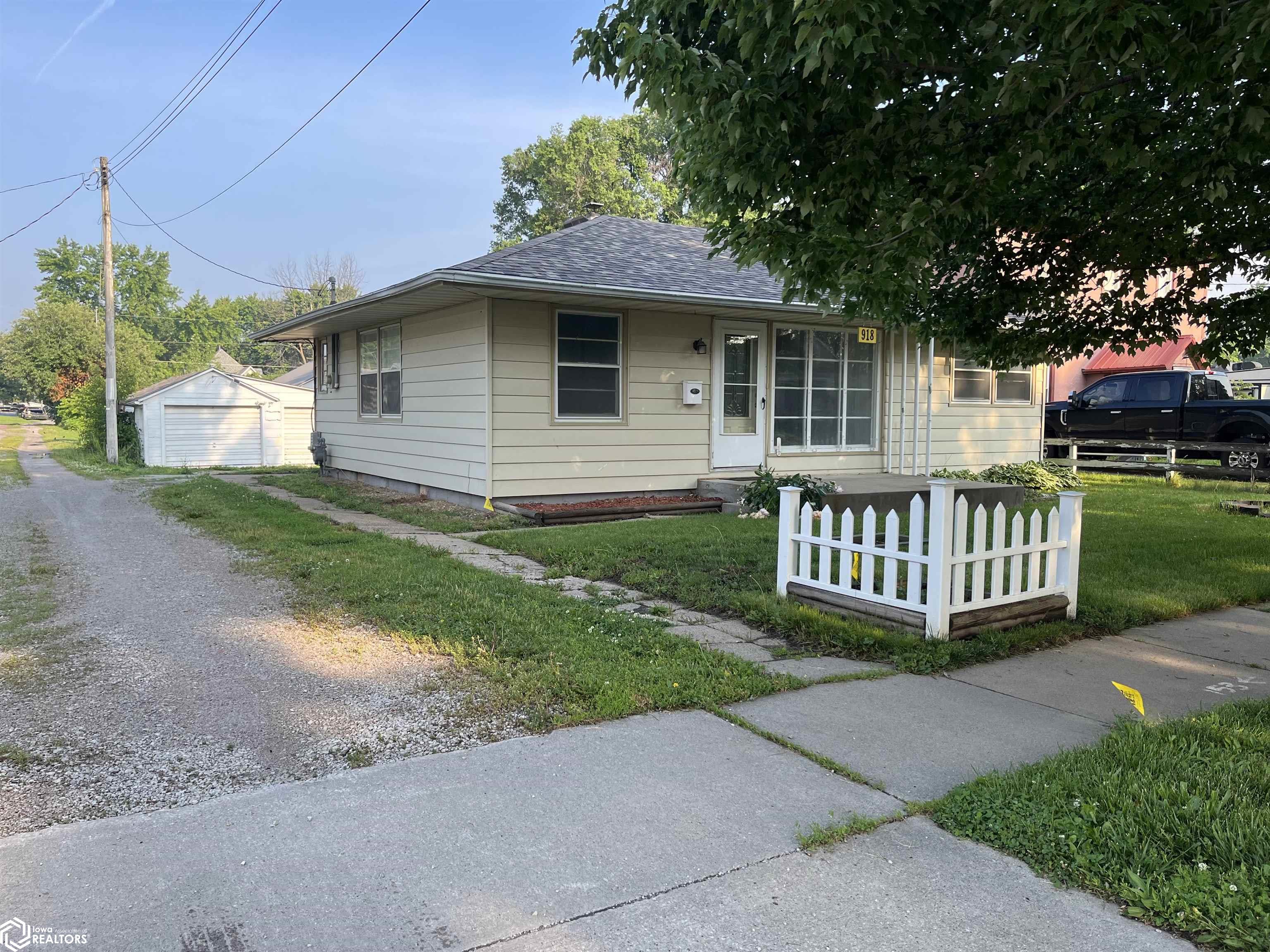 918 S 16th Street, Centerville, Iowa image 1