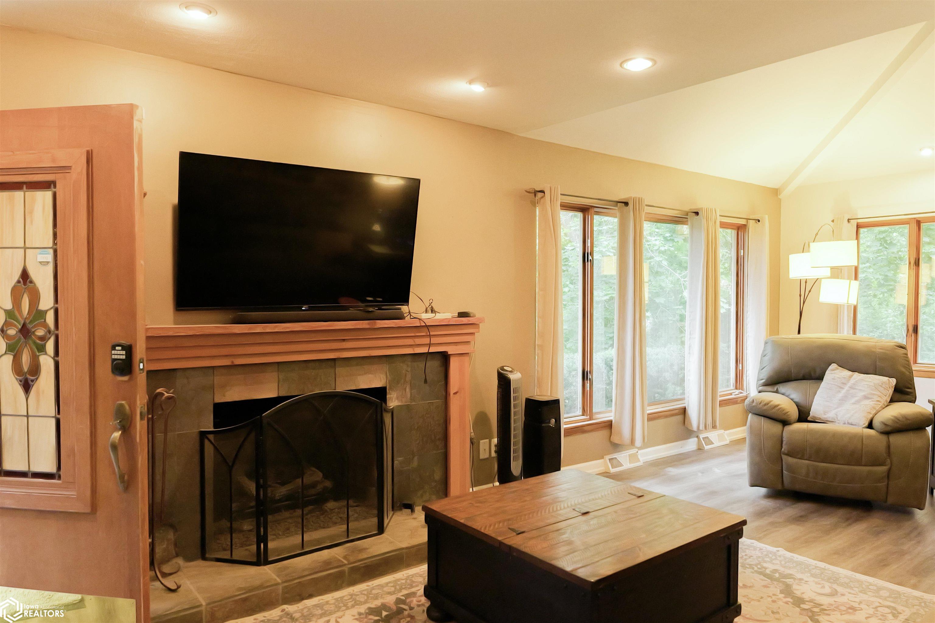 6 Edgewood Place, Burlington, Iowa image 14