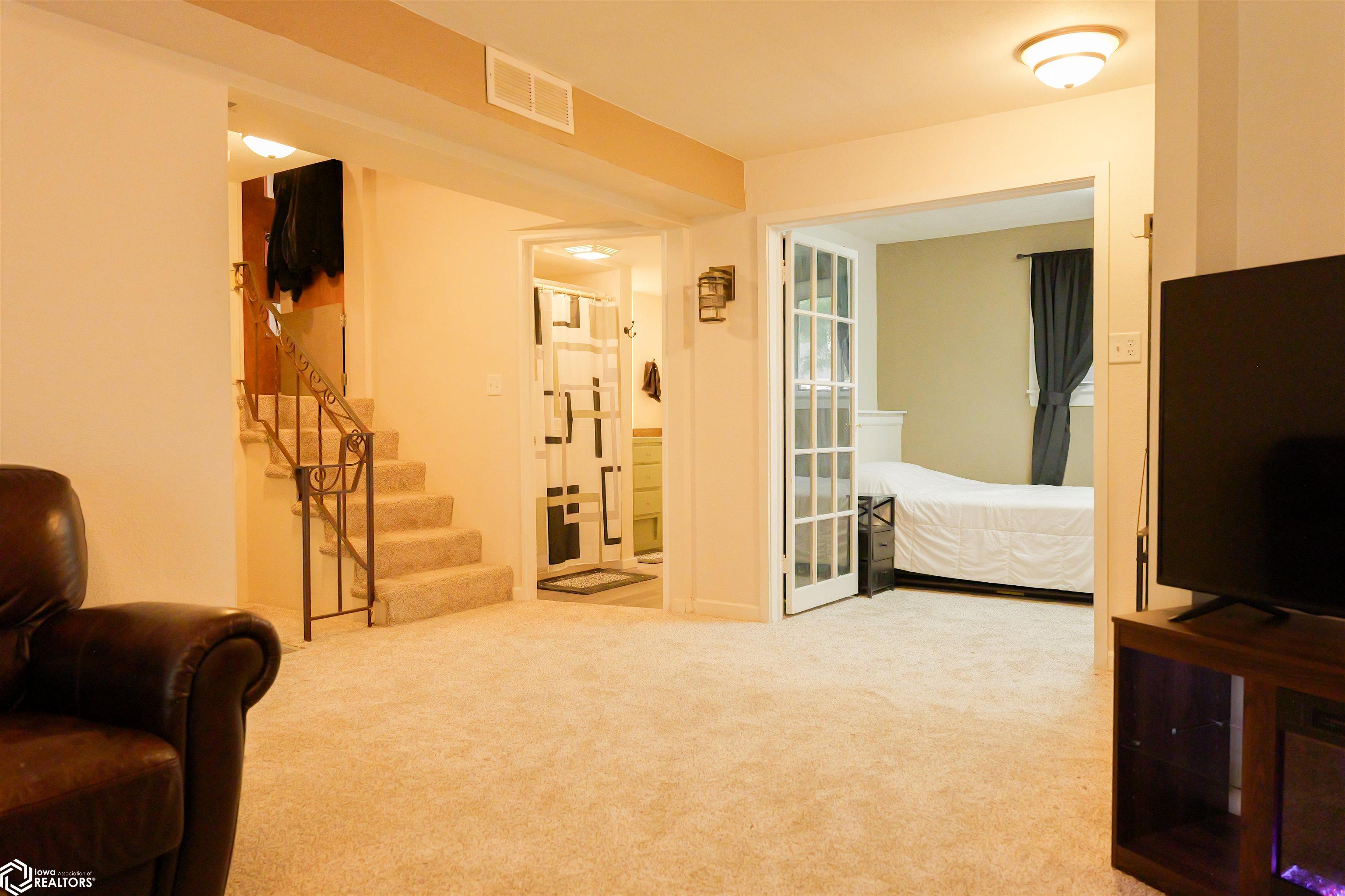 6 Edgewood Place, Burlington, Iowa image 32