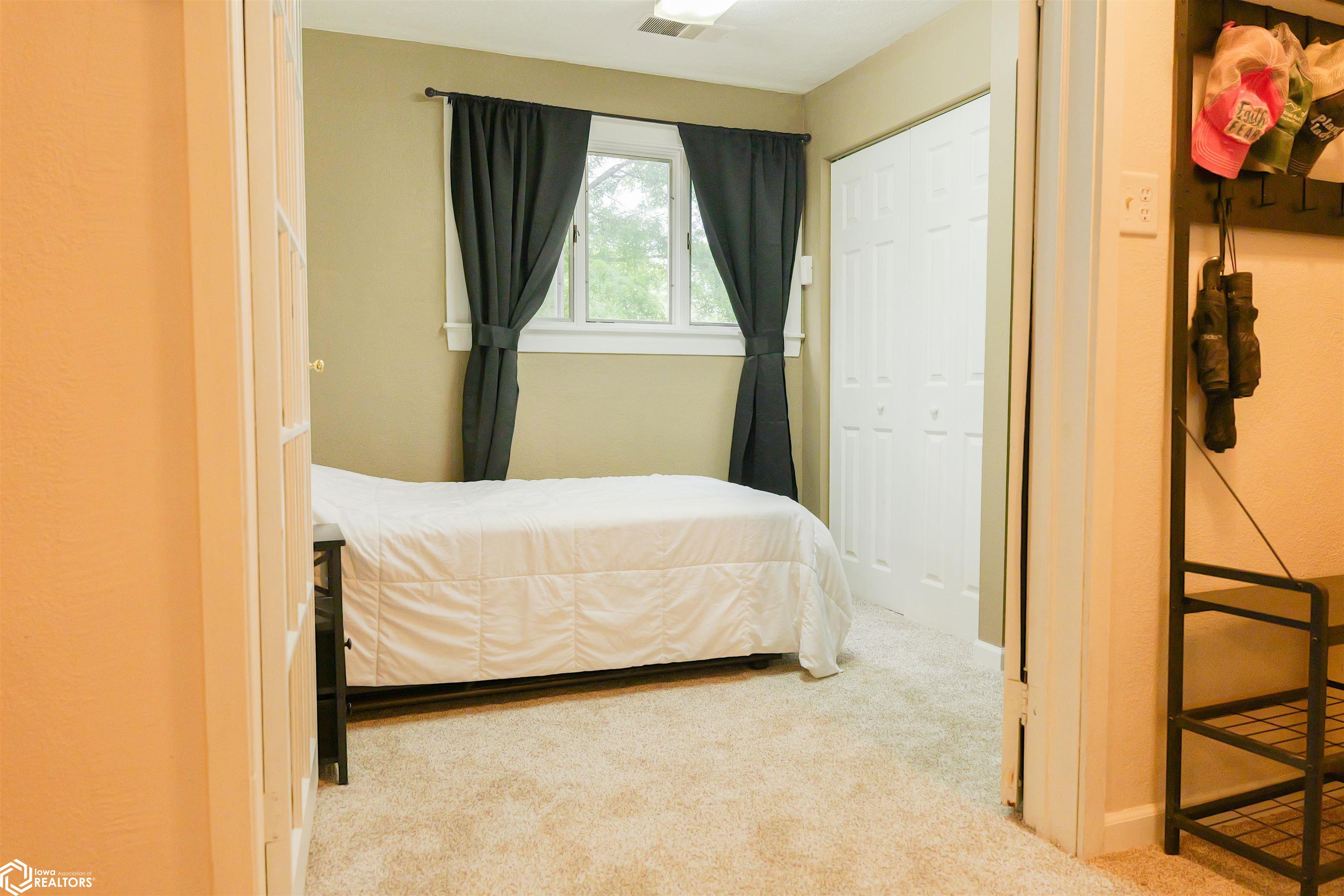 6 Edgewood Place, Burlington, Iowa image 33
