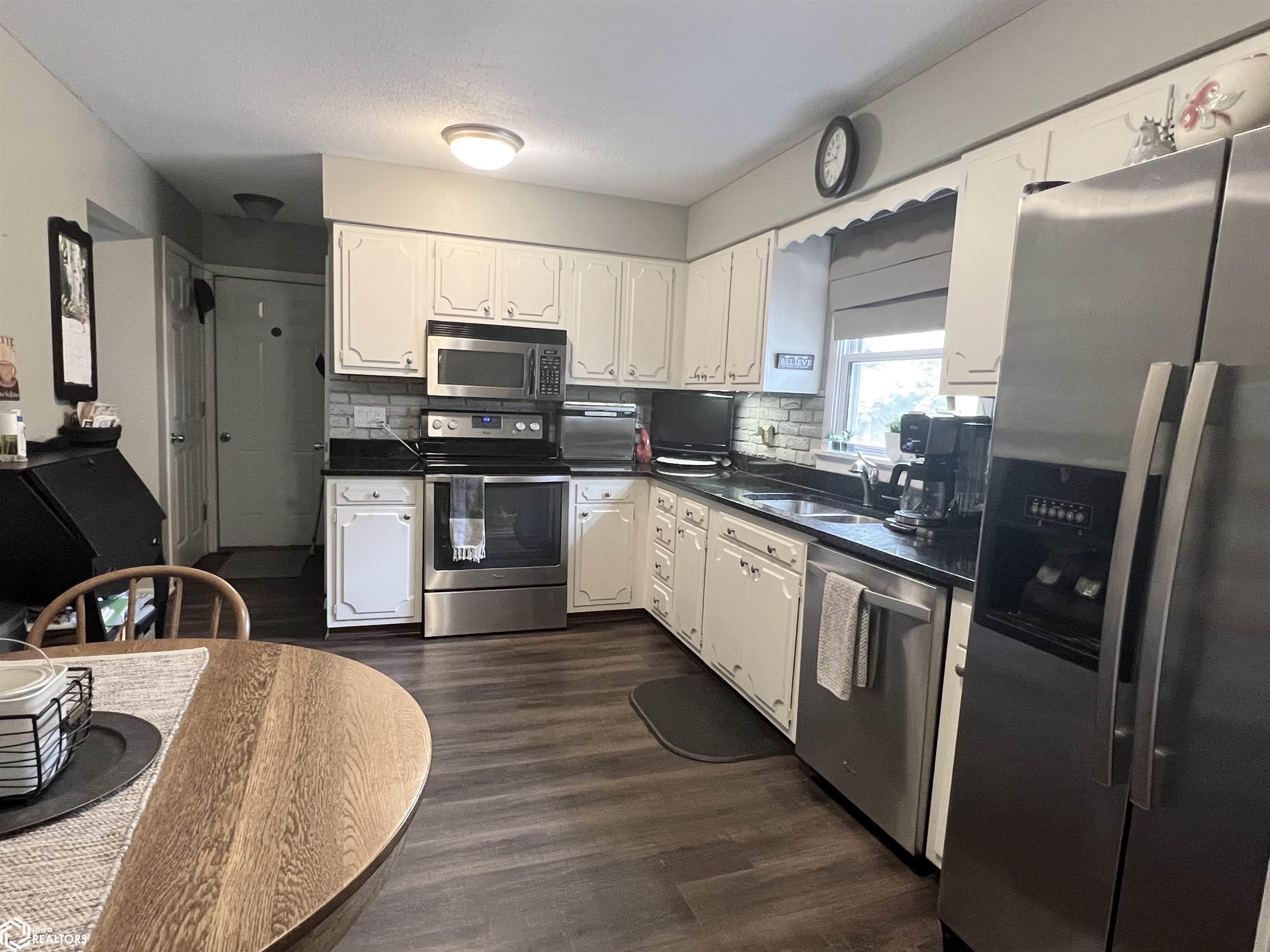 313 E 29th Street, Newton, Iowa image 8