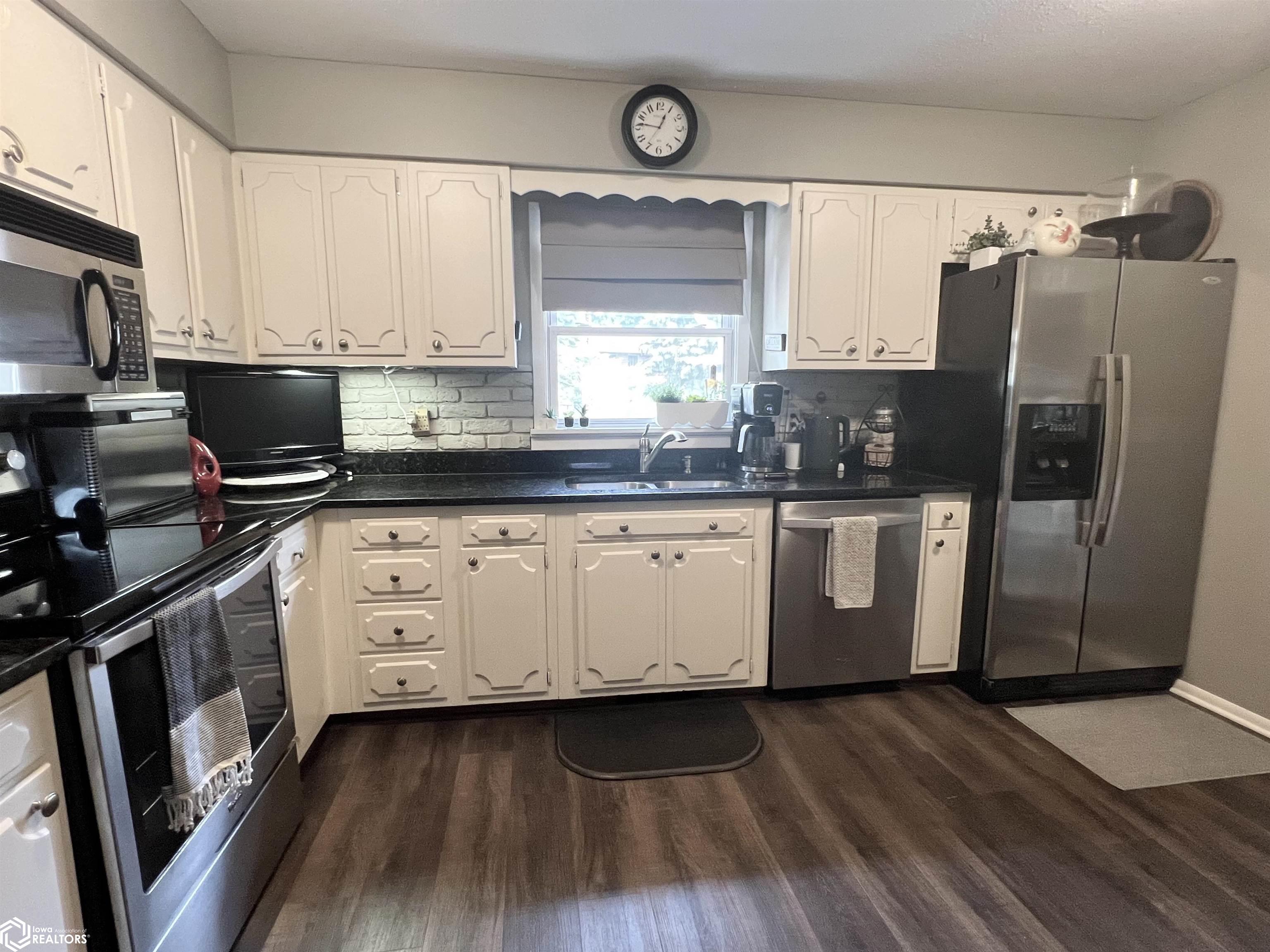 313 E 29th Street, Newton, Iowa image 9