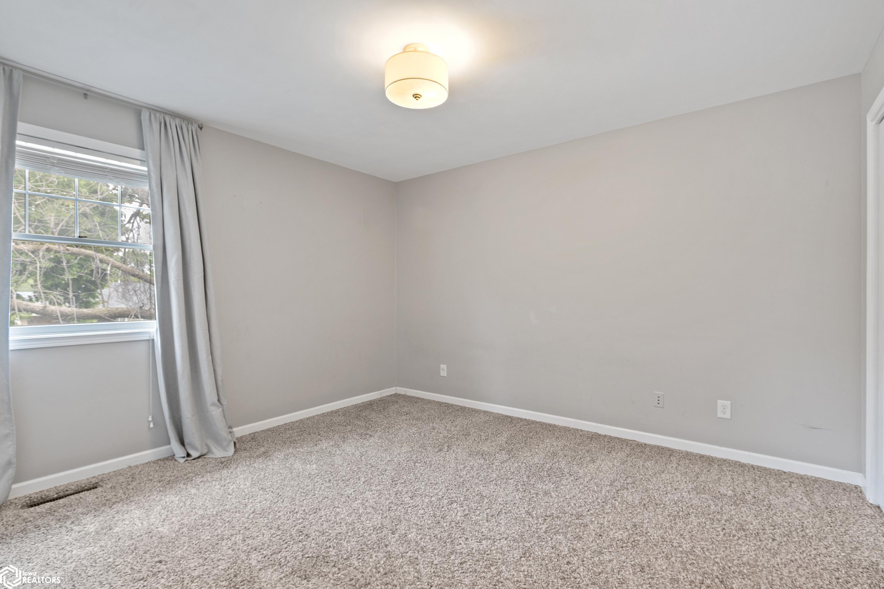 900 Knollwood Lane, Mason City, Iowa image 20