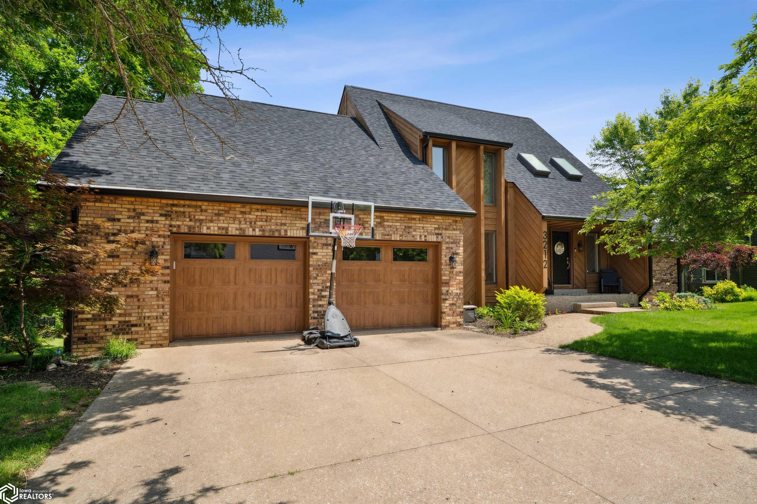 3212 Crystal Drive, Burlington, Iowa image 1