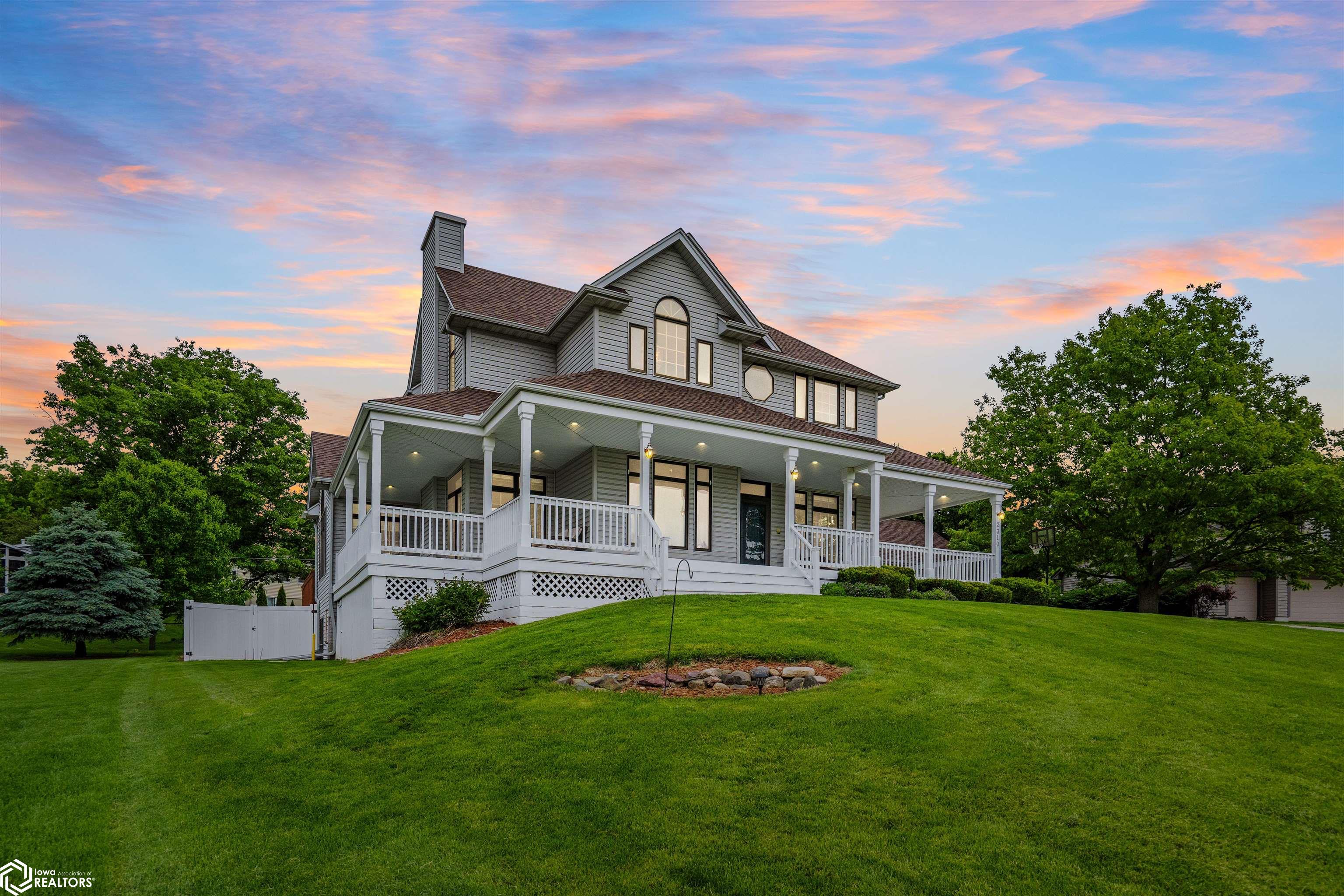 2310 Knollway Drive, Marshalltown, Iowa image 2