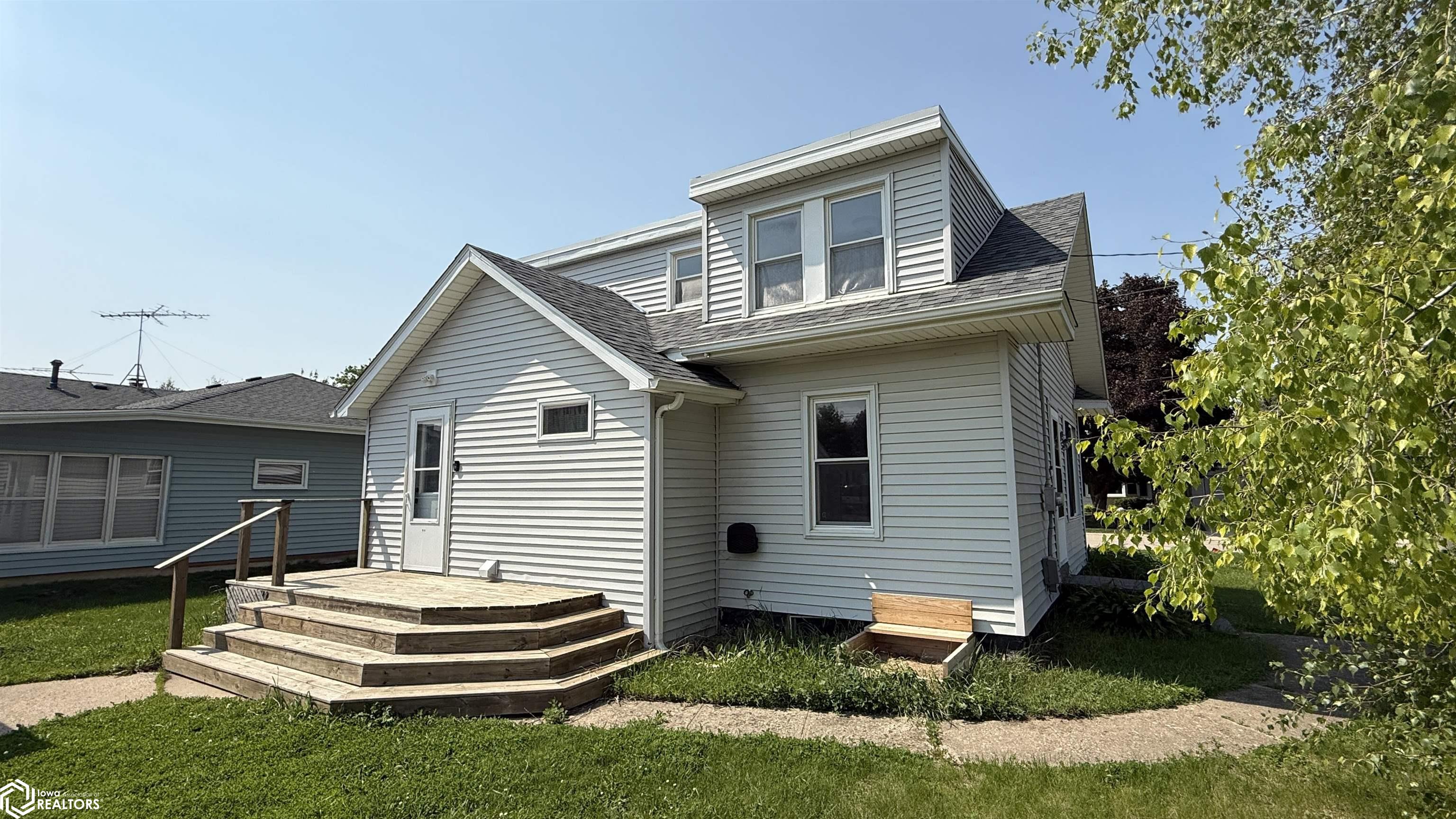 2302 S Madison Avenue, Mason City, Iowa image 1
