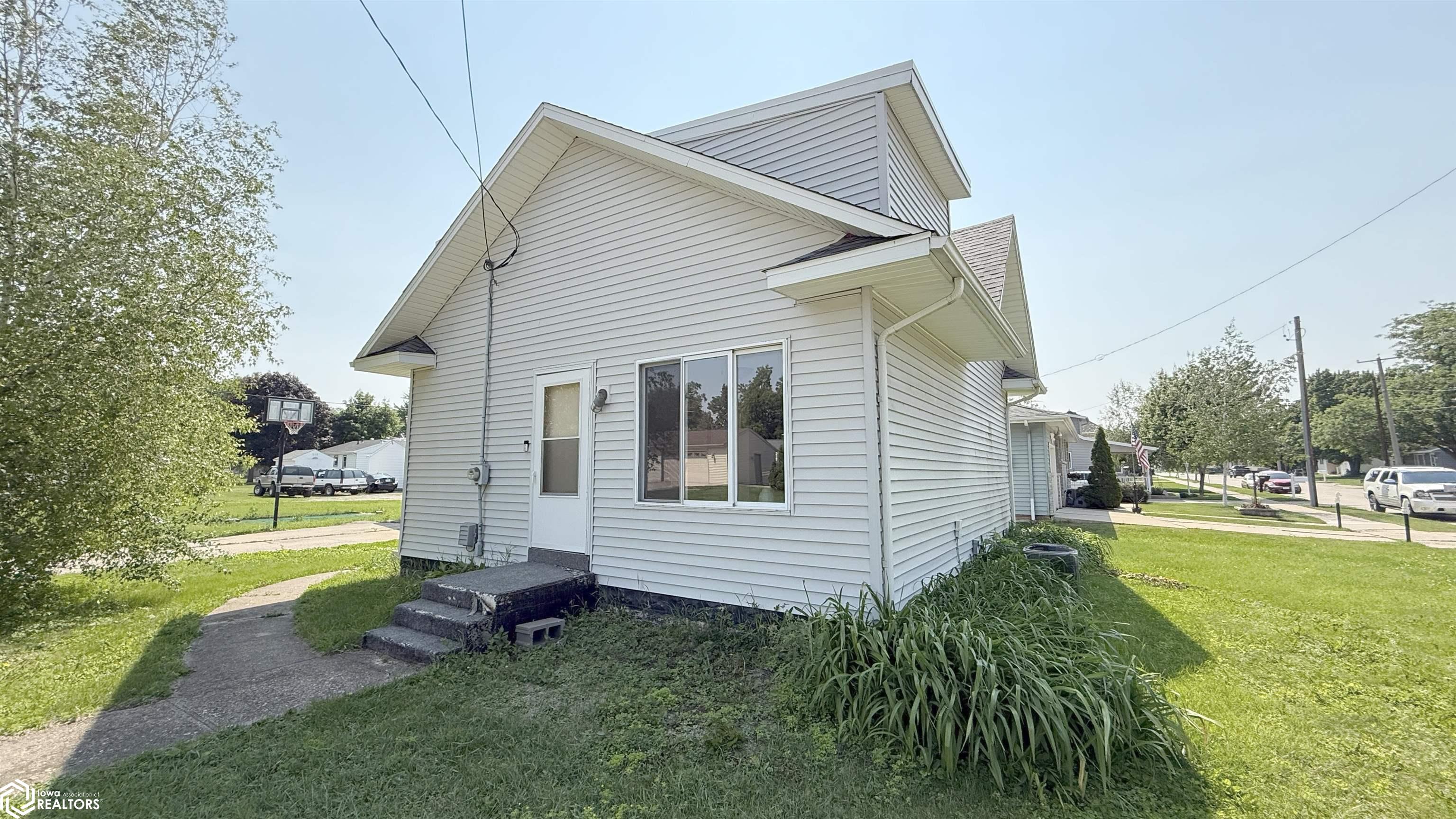 2302 S Madison Avenue, Mason City, Iowa image 2