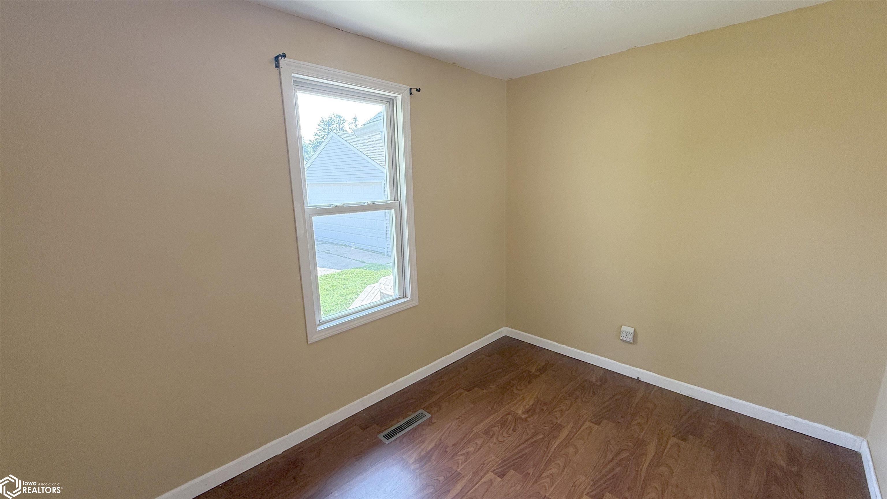 2302 S Madison Avenue, Mason City, Iowa image 6