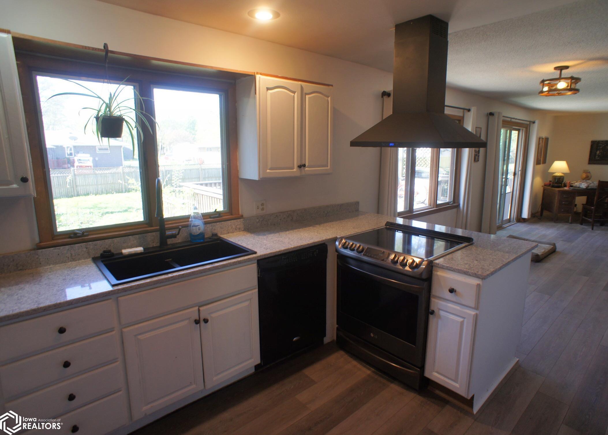 608 Oak Park Drive, Webster City, Iowa image 2