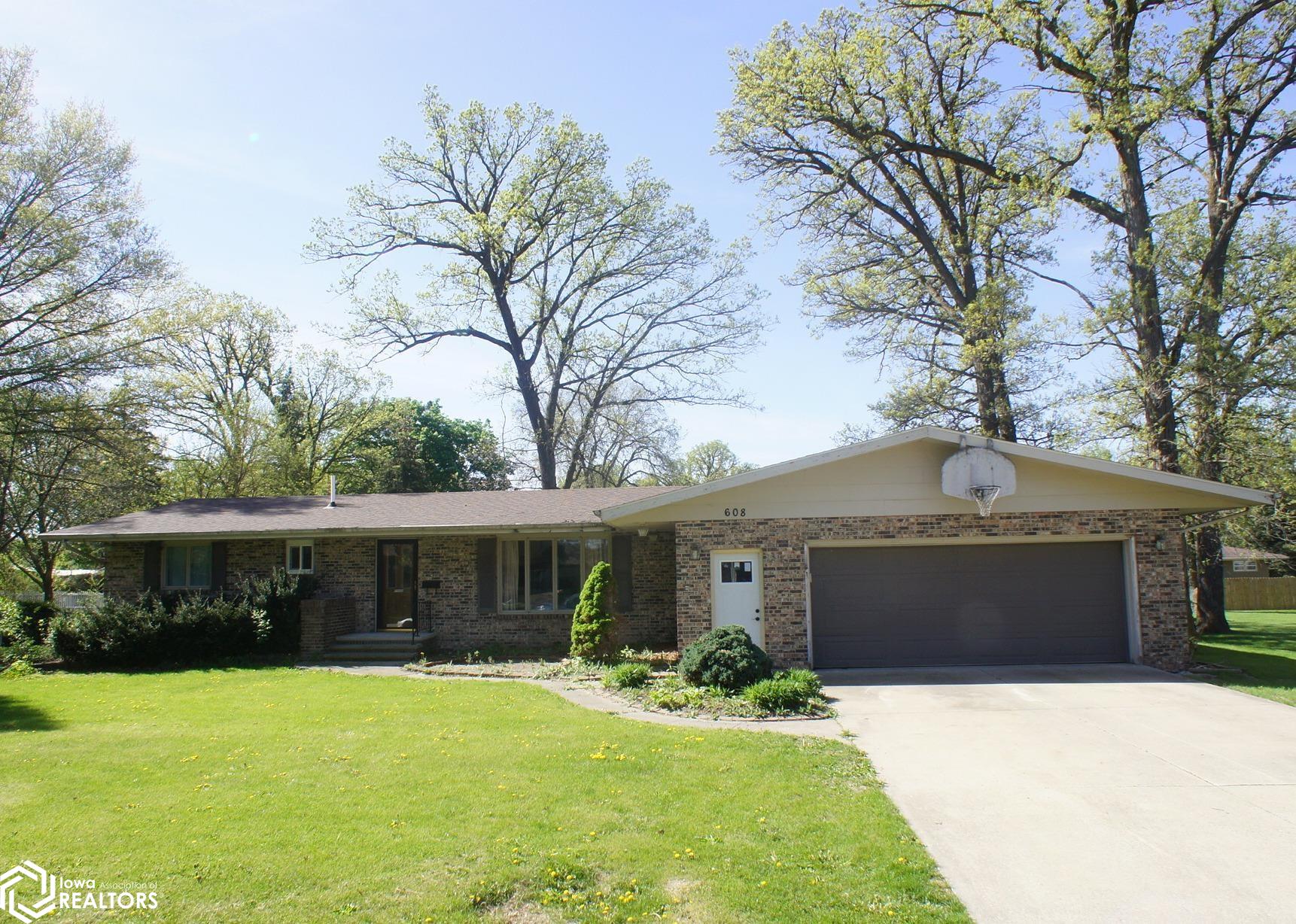 608 Oak Park Drive, Webster City, Iowa image 27