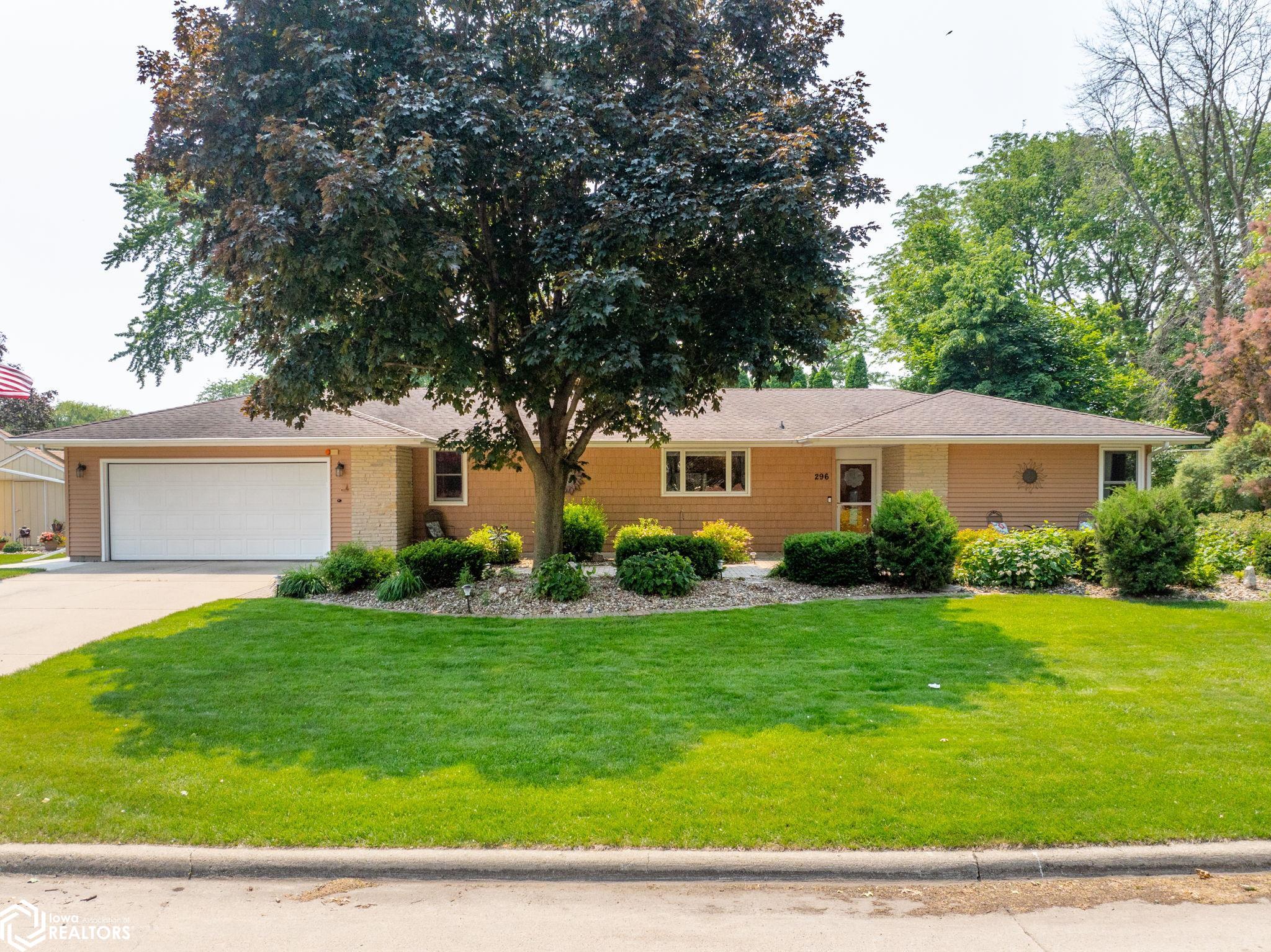 296 Willowbrook Drive, Mason City, Iowa image 1