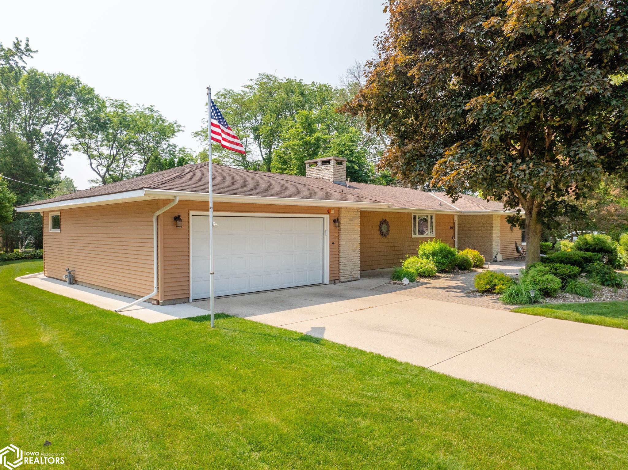 296 Willowbrook Drive, Mason City, Iowa image 2