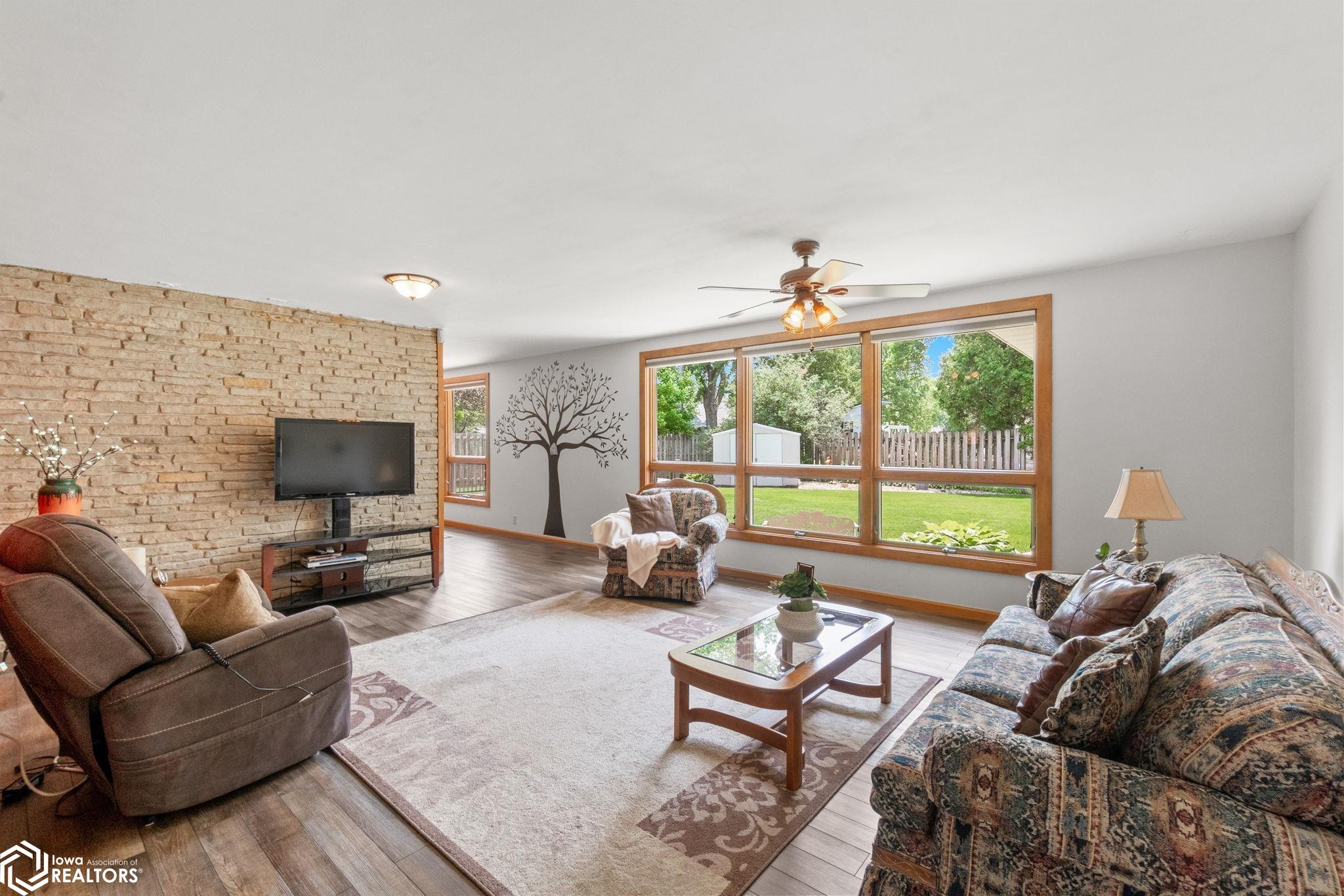 296 Willowbrook Drive, Mason City, Iowa image 9