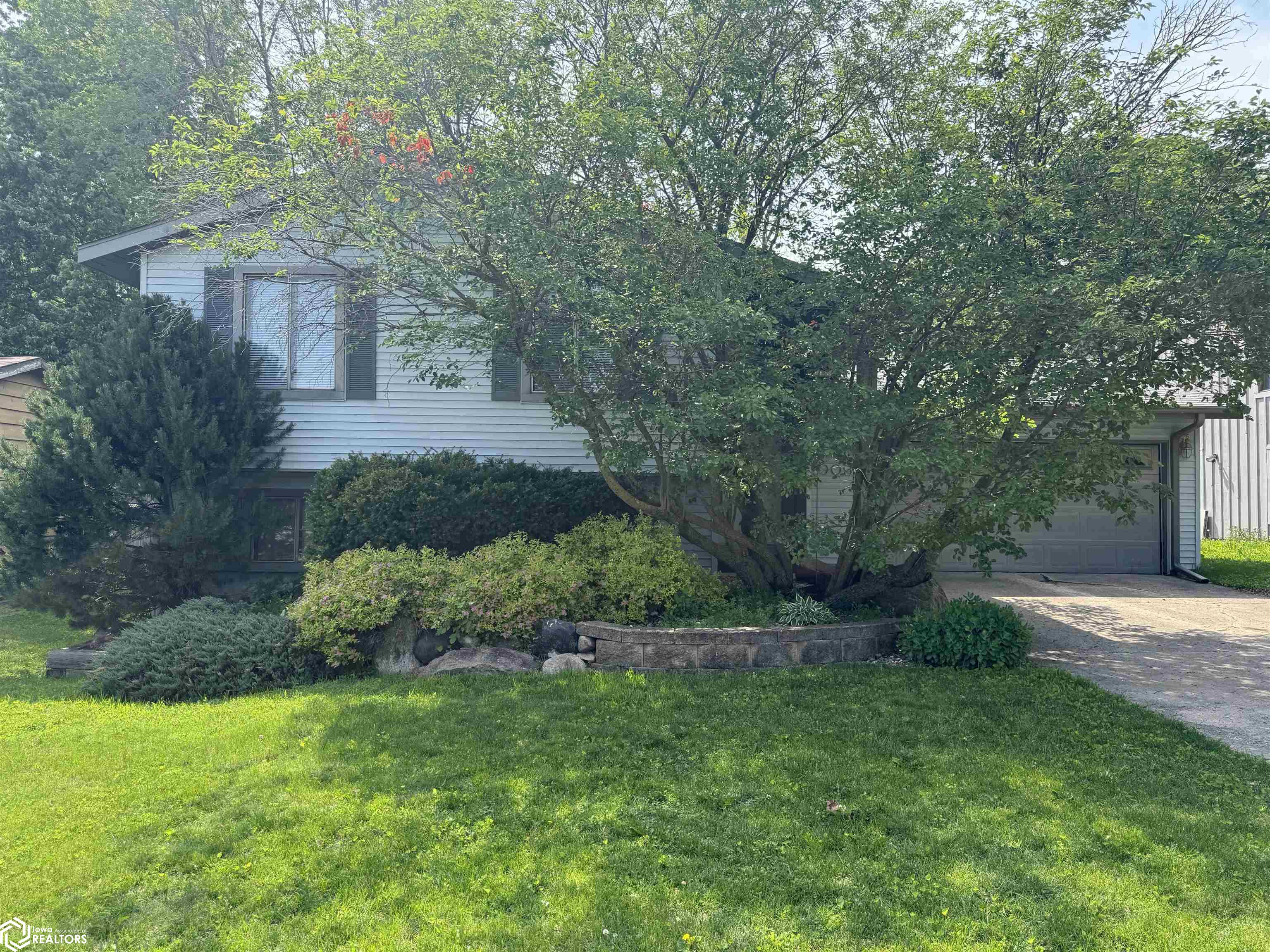 1009 S 15th Street, Clear Lake, Iowa image 1