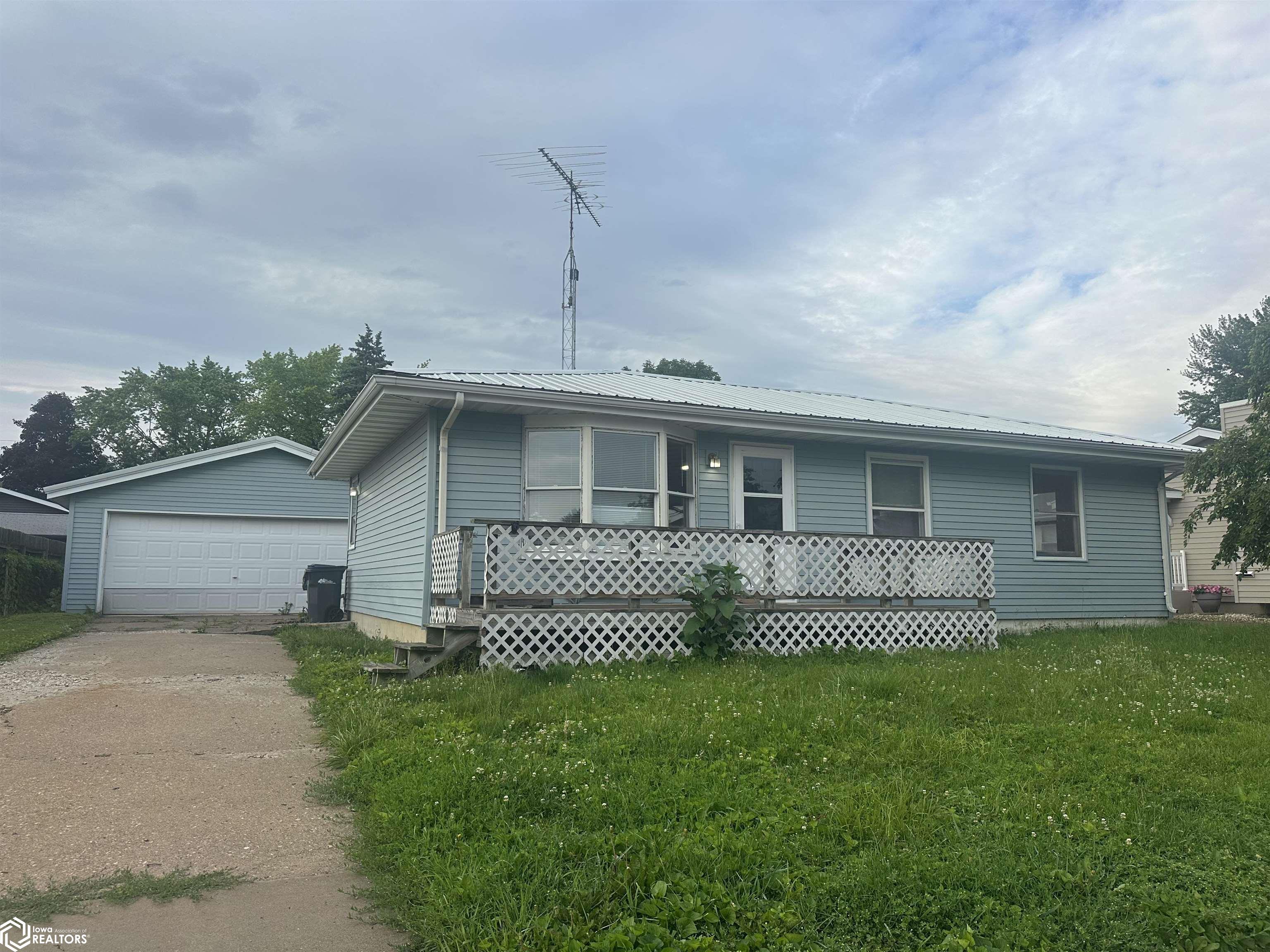 1512 Parkway Drive, Burlington, Iowa image 1