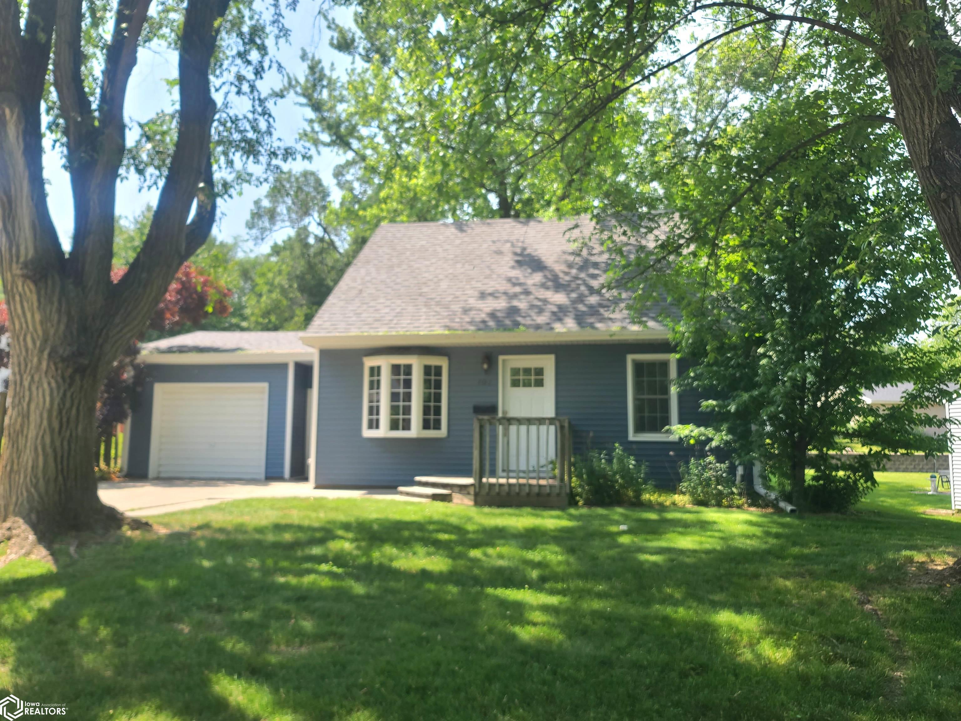 707 E 27th Street, Newton, Iowa image 1