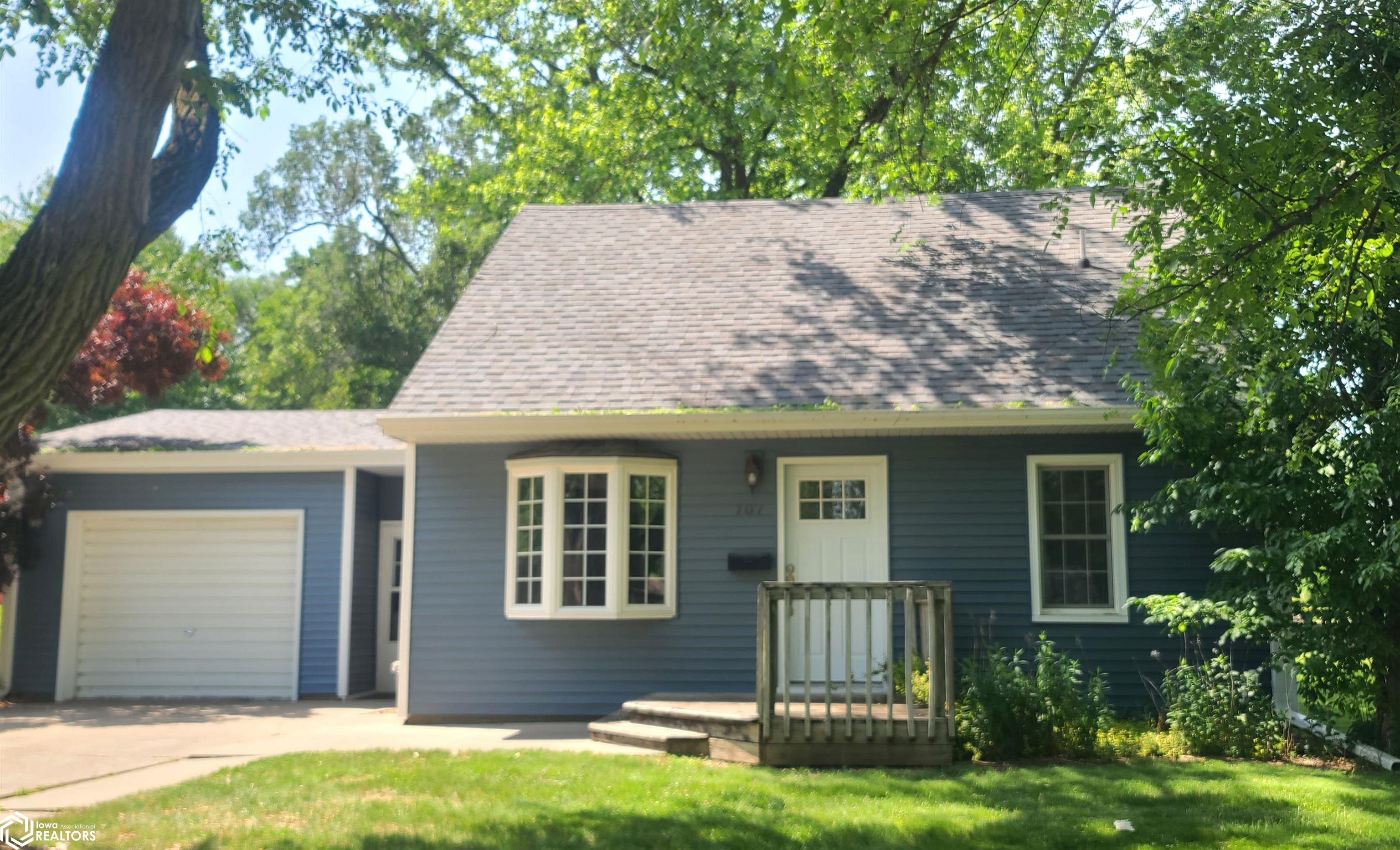 707 E 27th Street, Newton, Iowa image 2