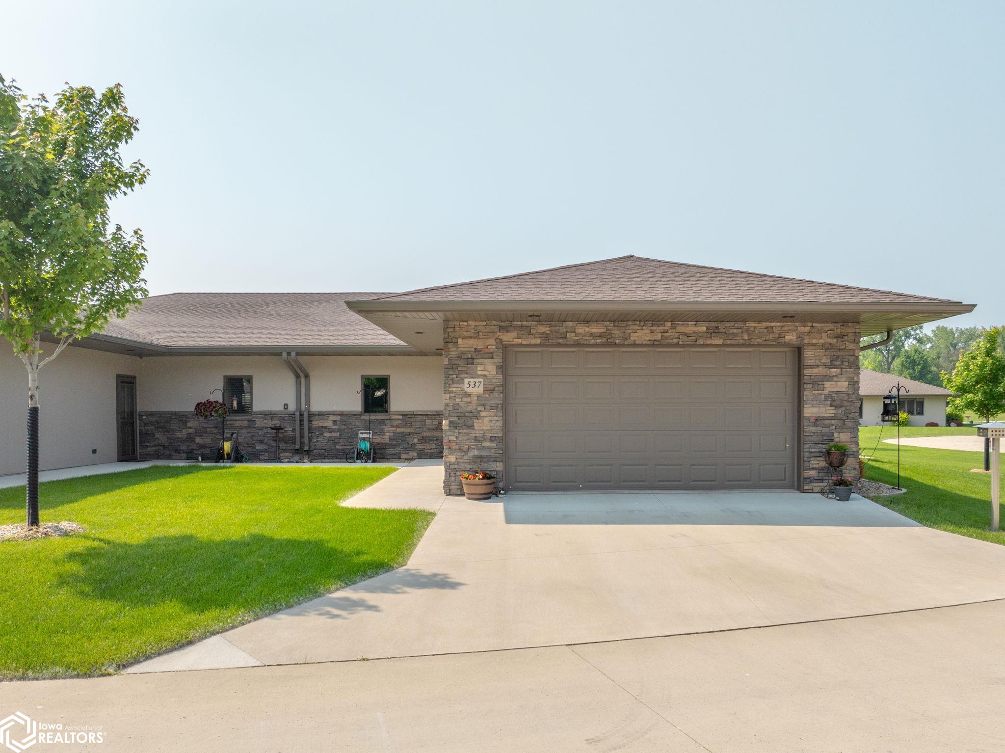 537 River Bend Court, Mason City, Iowa image 1
