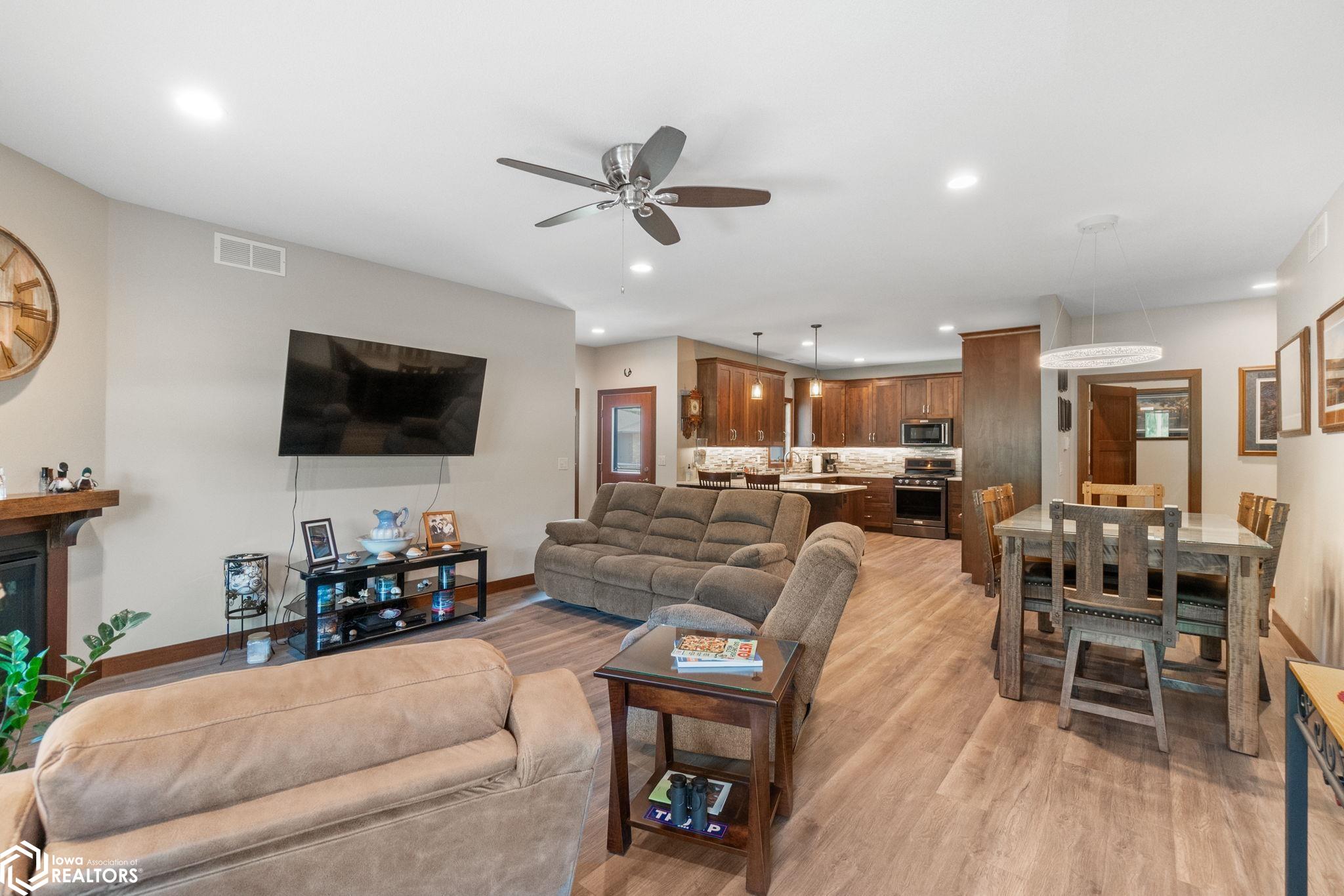 537 River Bend Court, Mason City, Iowa image 12