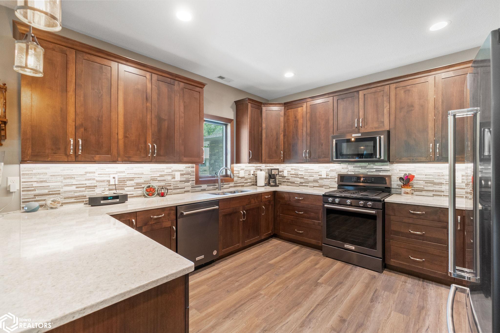 537 River Bend Court, Mason City, Iowa image 15
