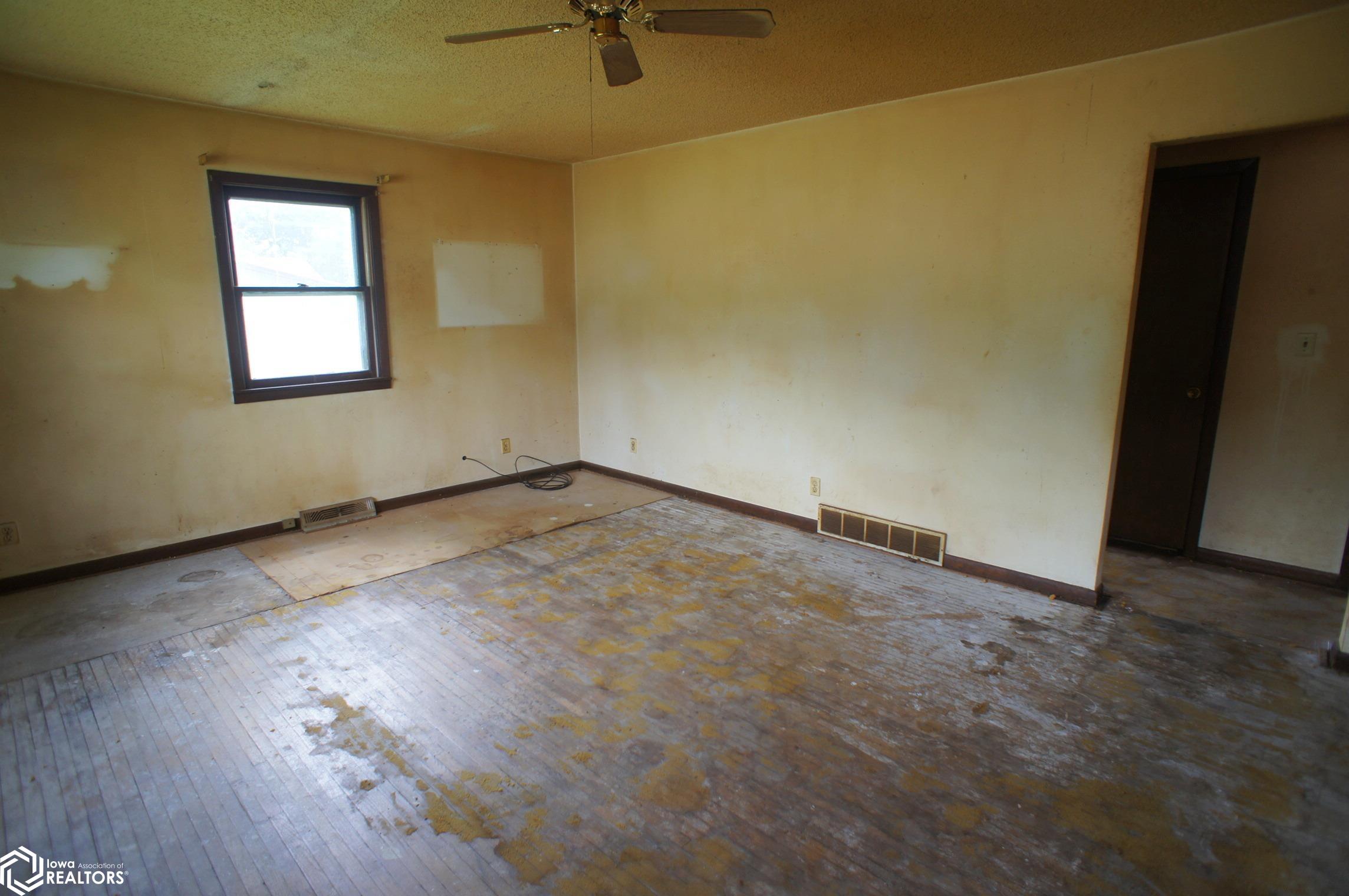 217 Apple Avenue, Webster City, Iowa image 2