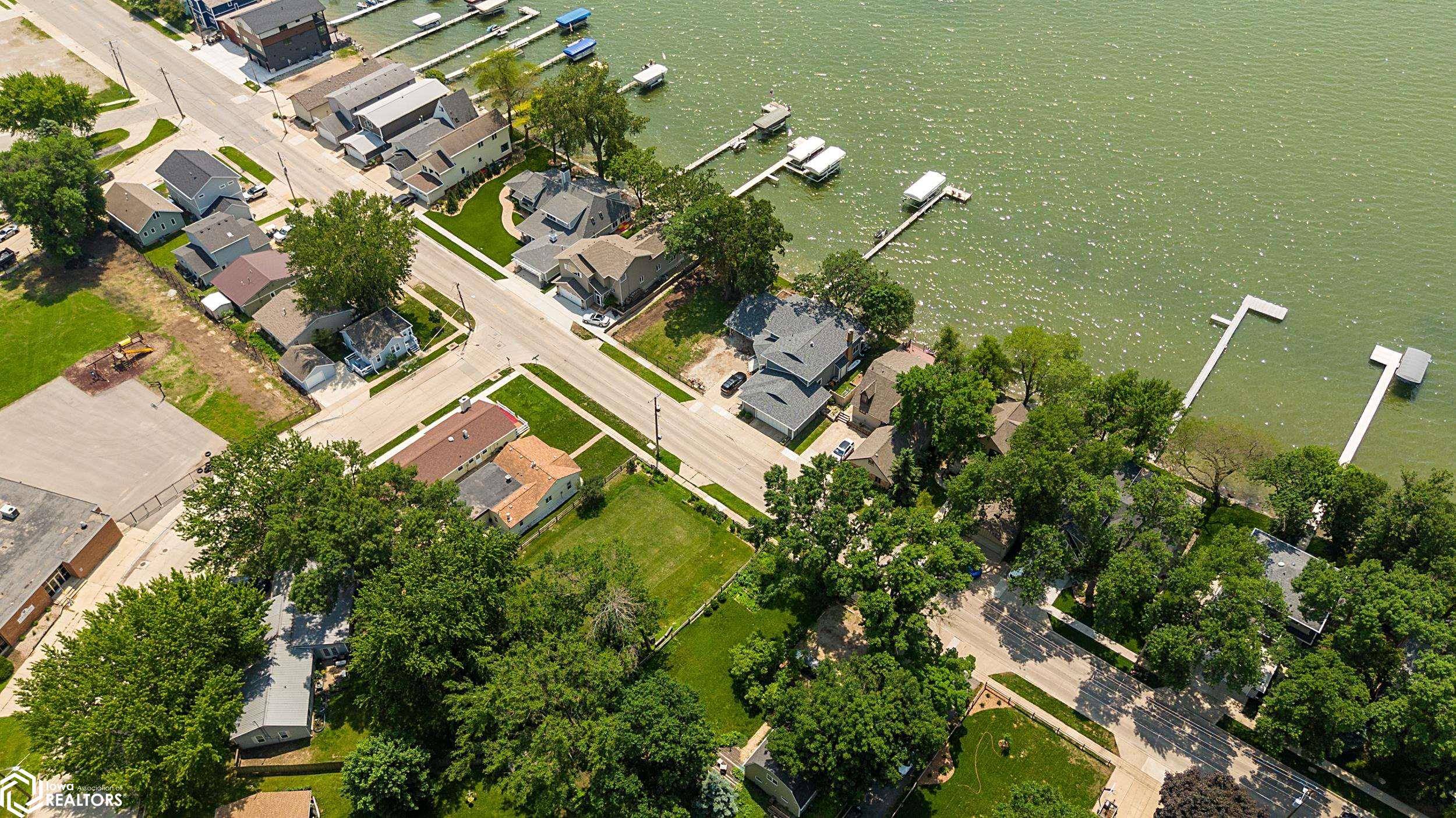533 N Shore Dr, Clear Lake, Iowa image 39